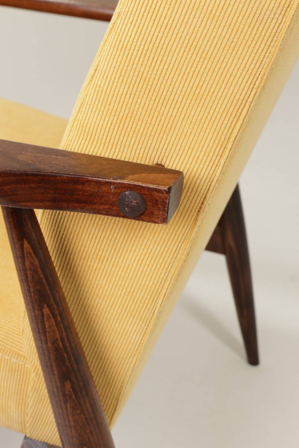 Fauteuil vintage pastel jaune velours côtelé et repose - pieds