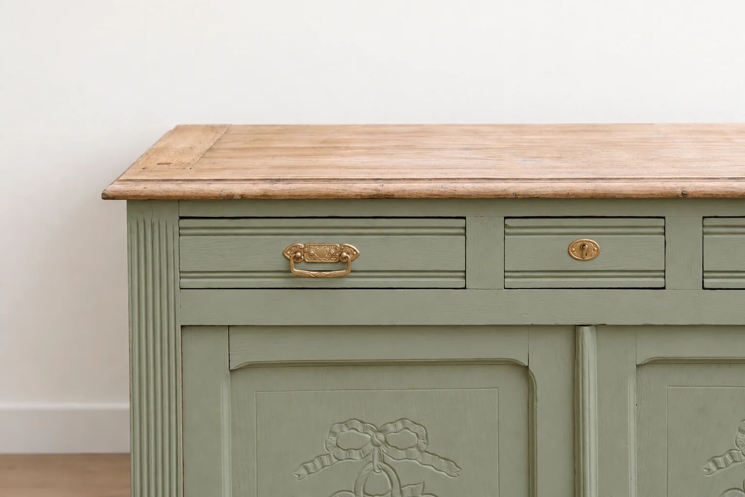 Antique art deco buffet in solid oak – pure lizard green & paint and natural wood – 121 cm