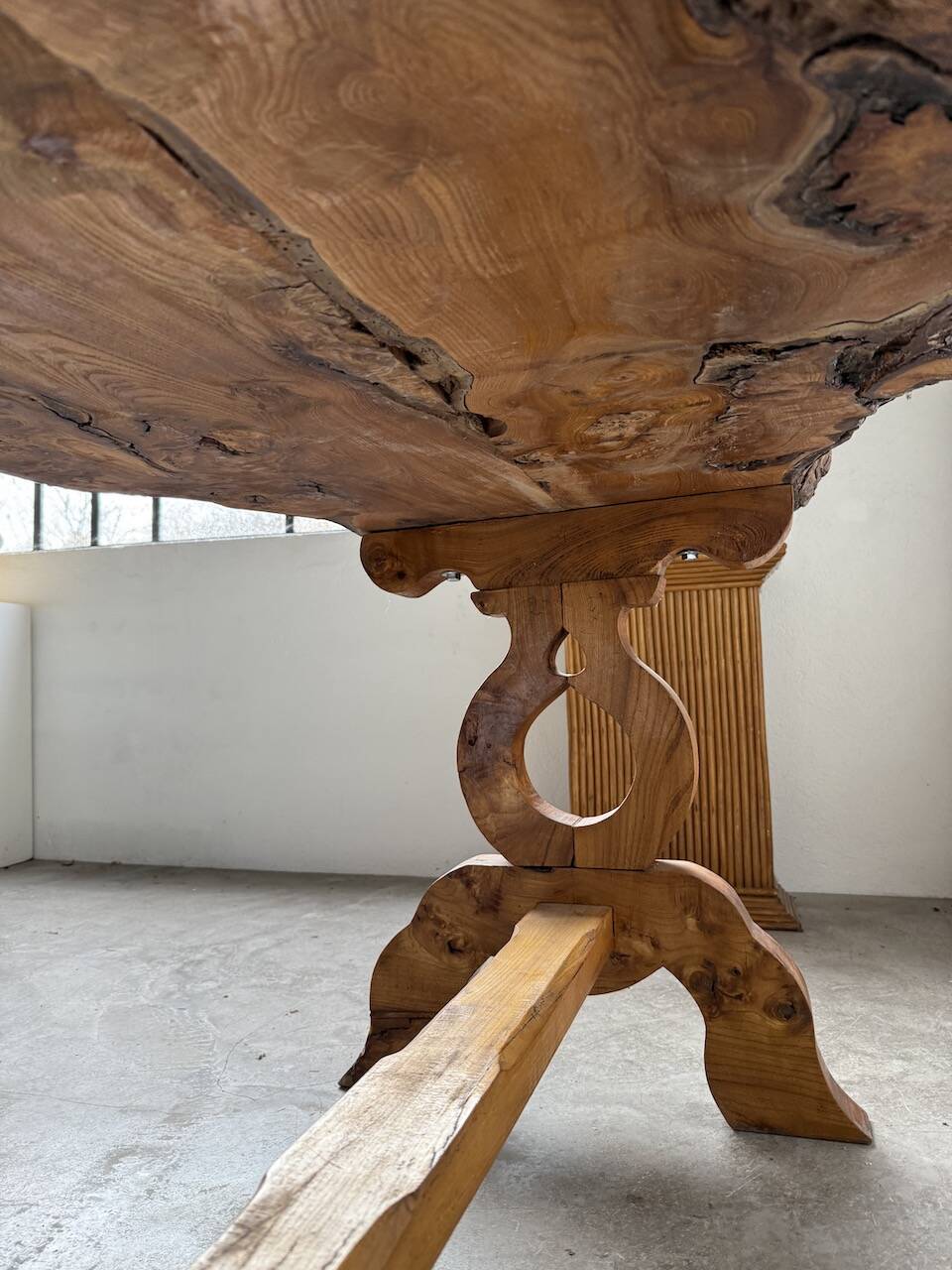 Table artisanale en orme massif, art populaire
