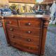 Commode galbée ancienne en acajou