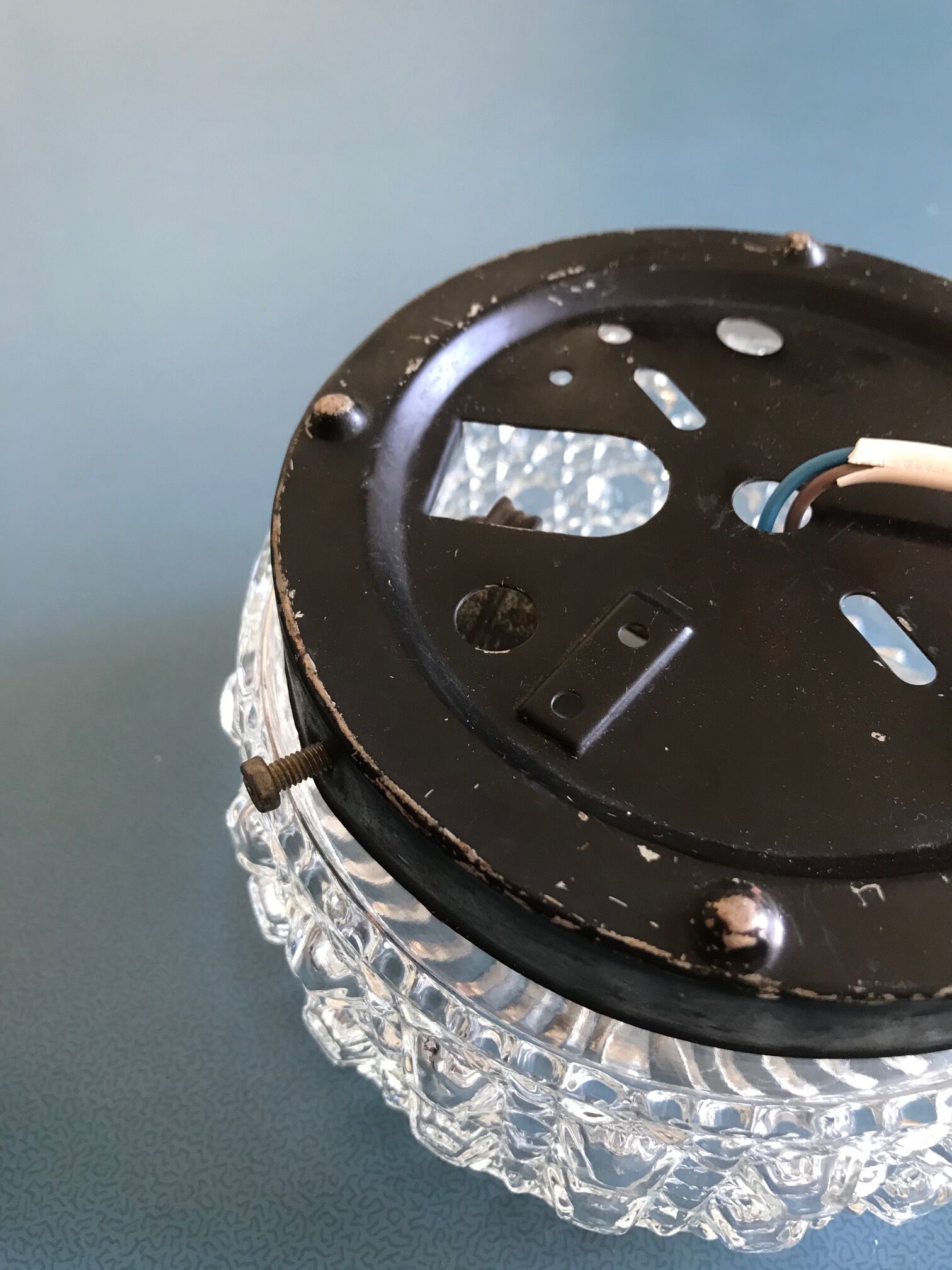 Round ceiling light in chiseled glass