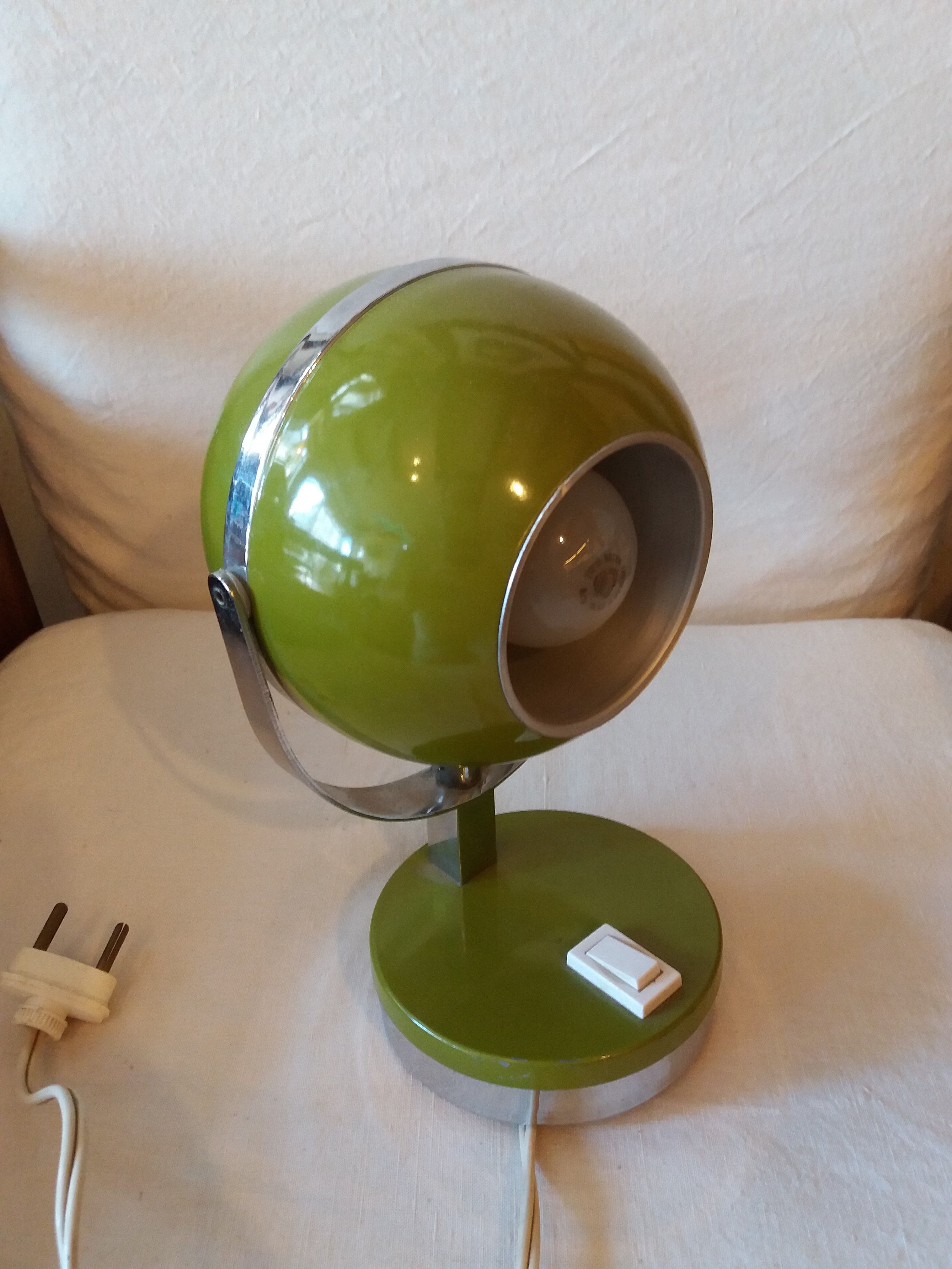 Light olive green eyeball