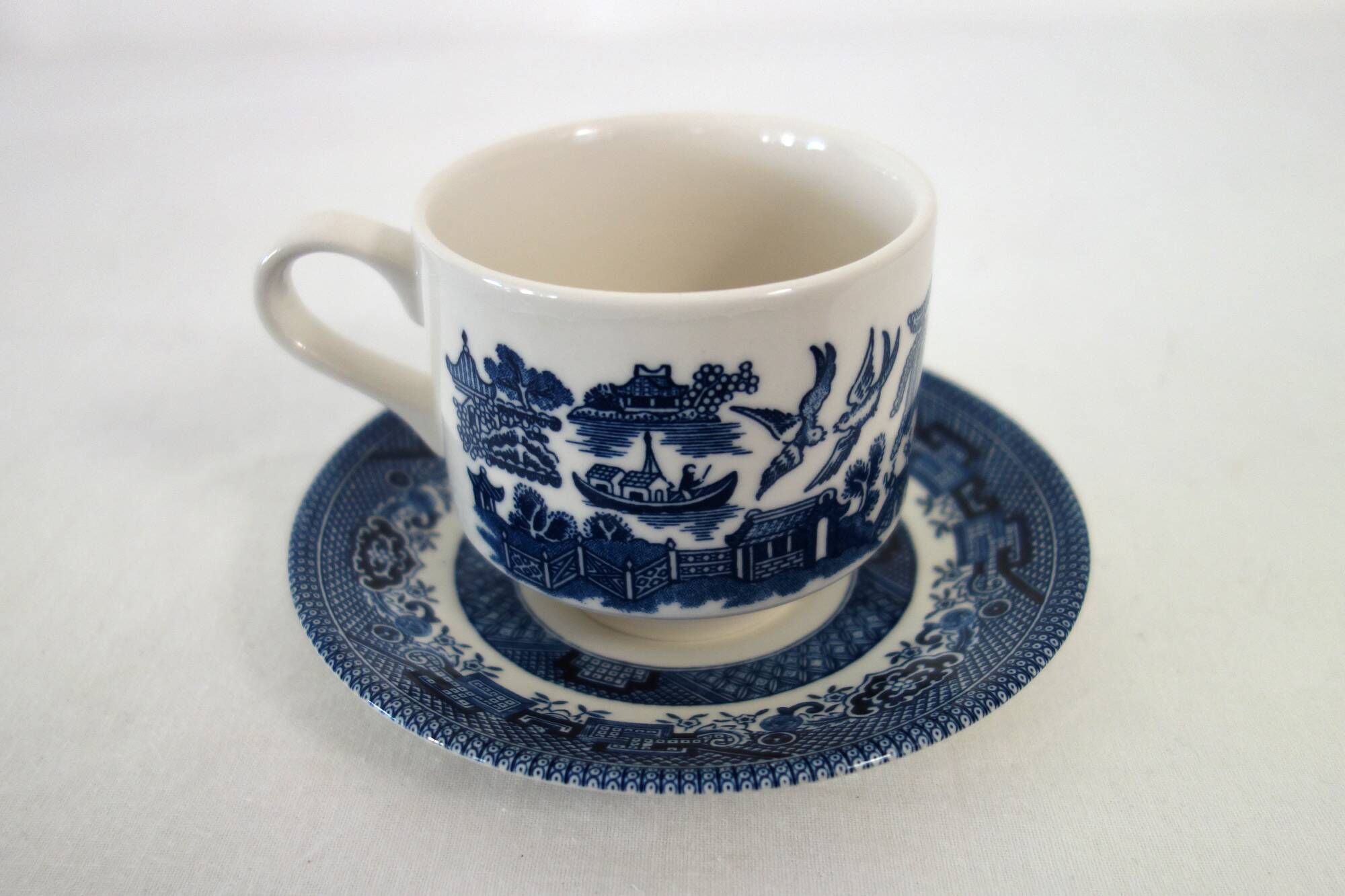 6 Vintage Blue Willow CHURCHILL Cups and Saucers, England