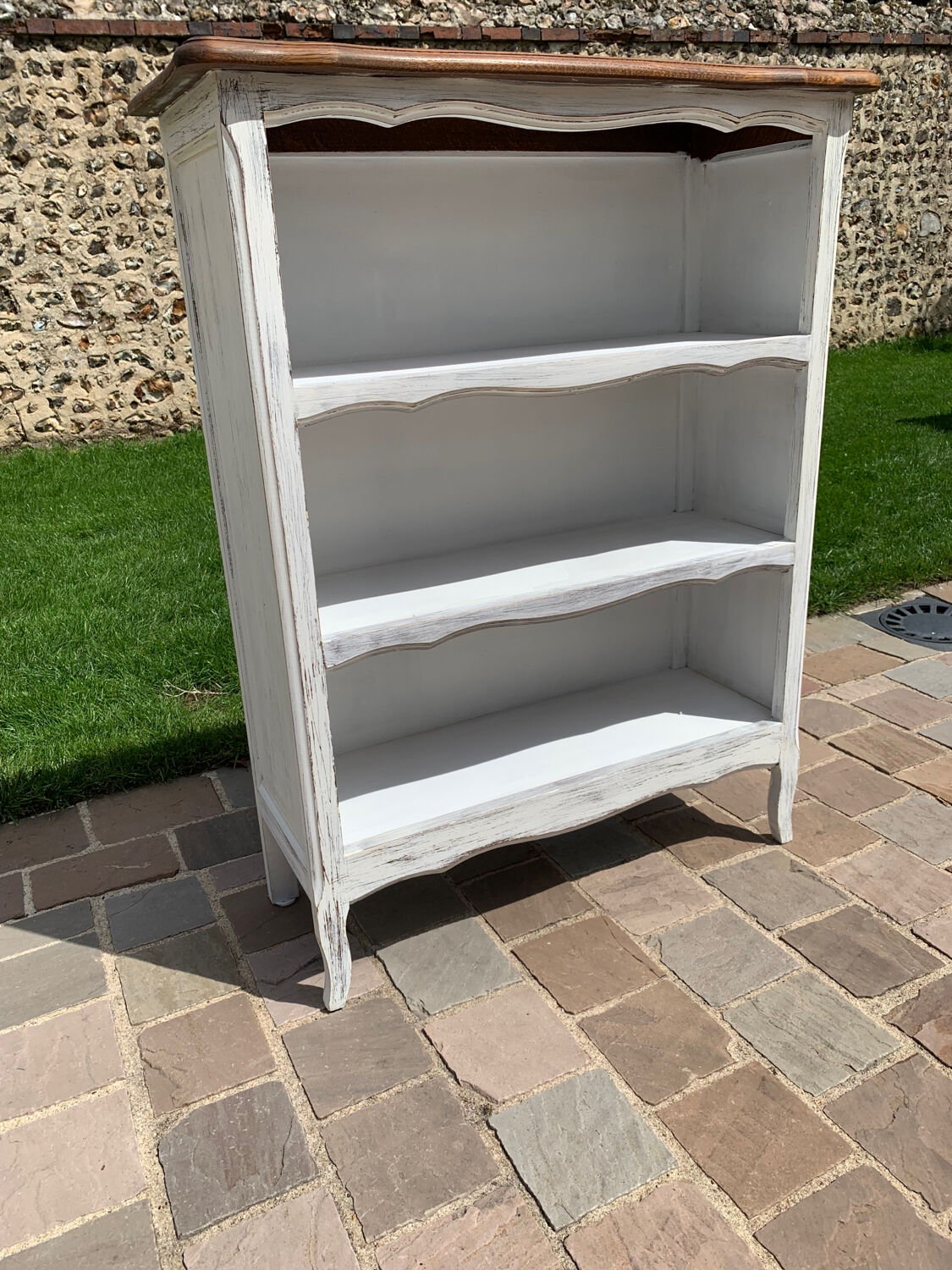 Patinated white bibus