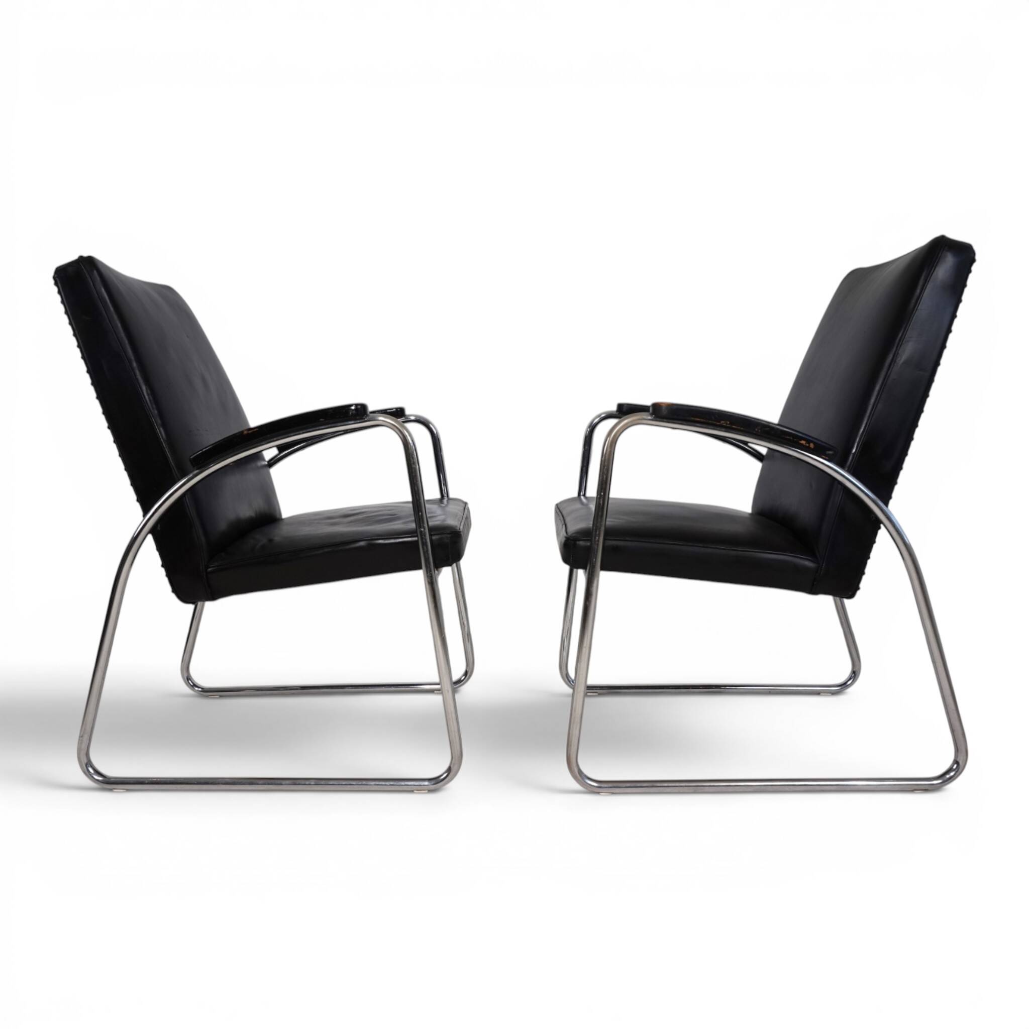 Set of 2 tubular steel Bauhaus Streamline leather armchairs, 1930.