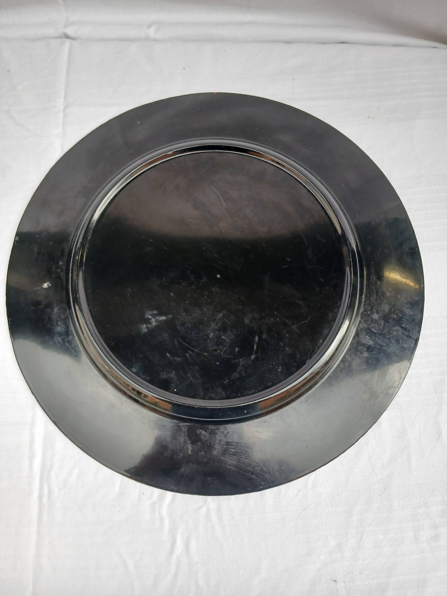 5 large flat plastic plates