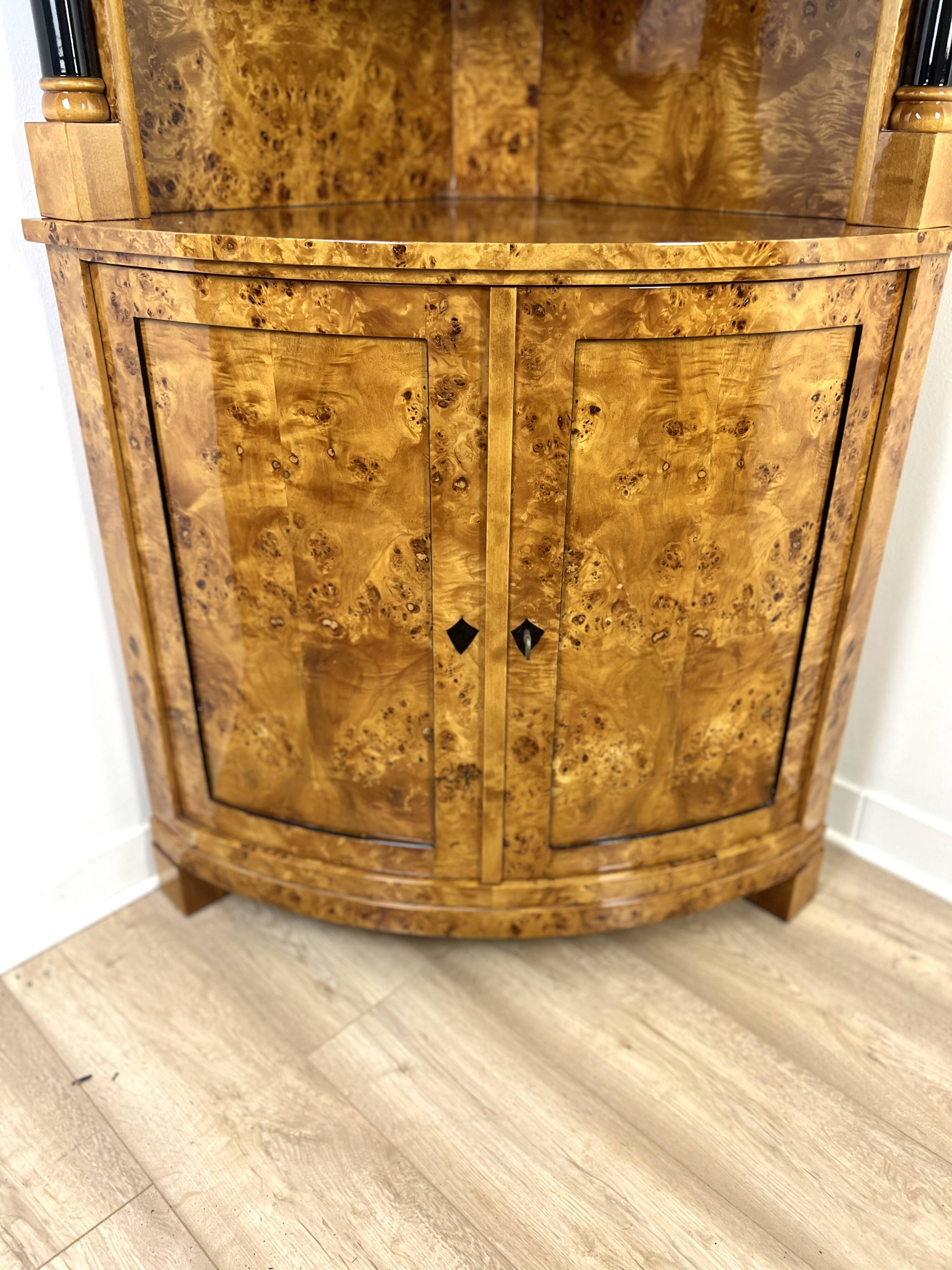 Vitrine d’angle Biedermeier en loupe de bouleau