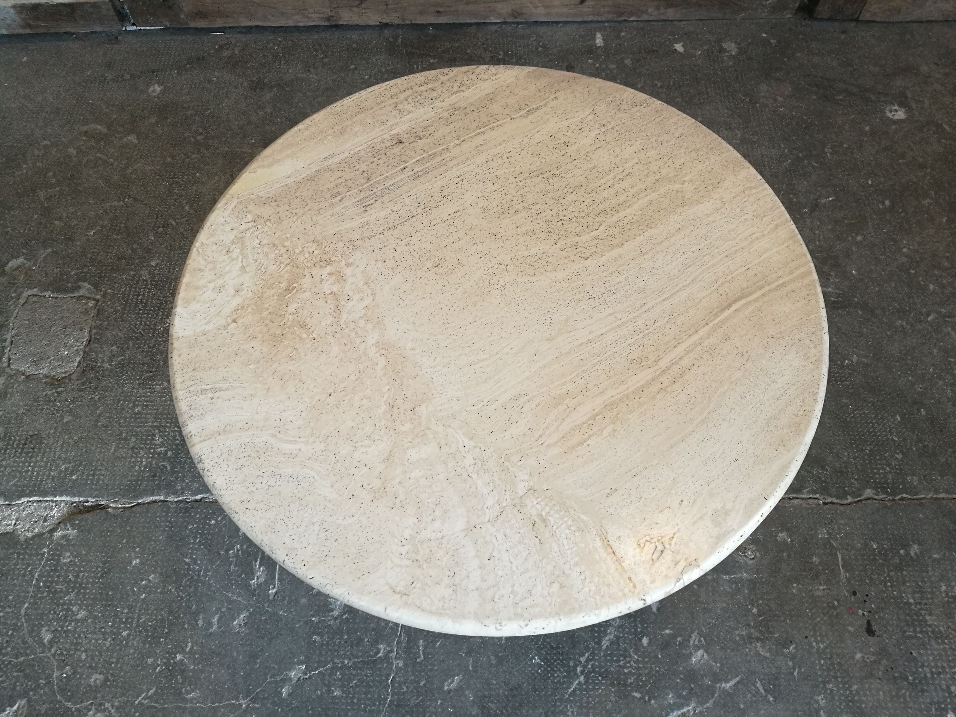 Round bass table in travertine