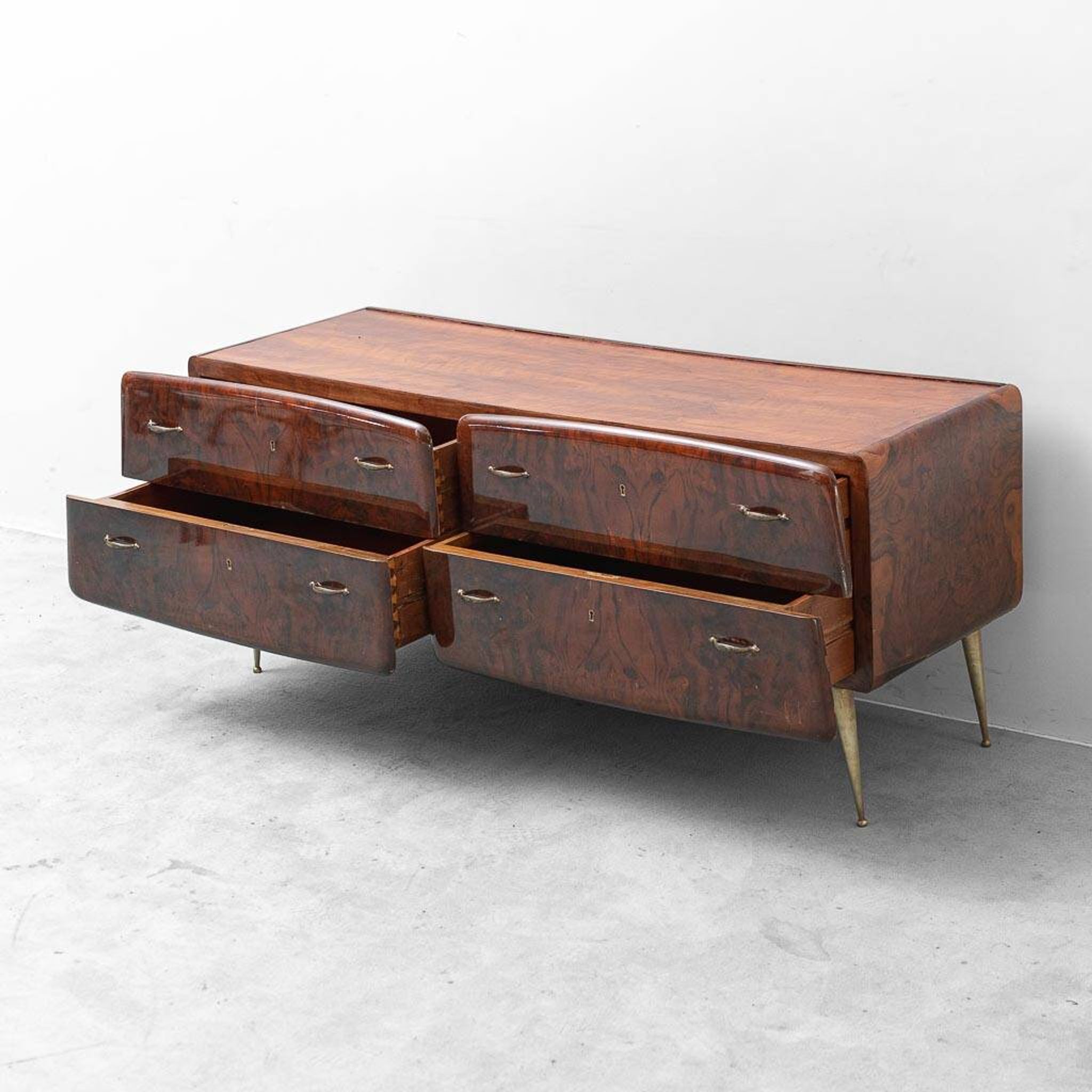Buffet en bois vintage avec pieds en laiton, design des années 1960