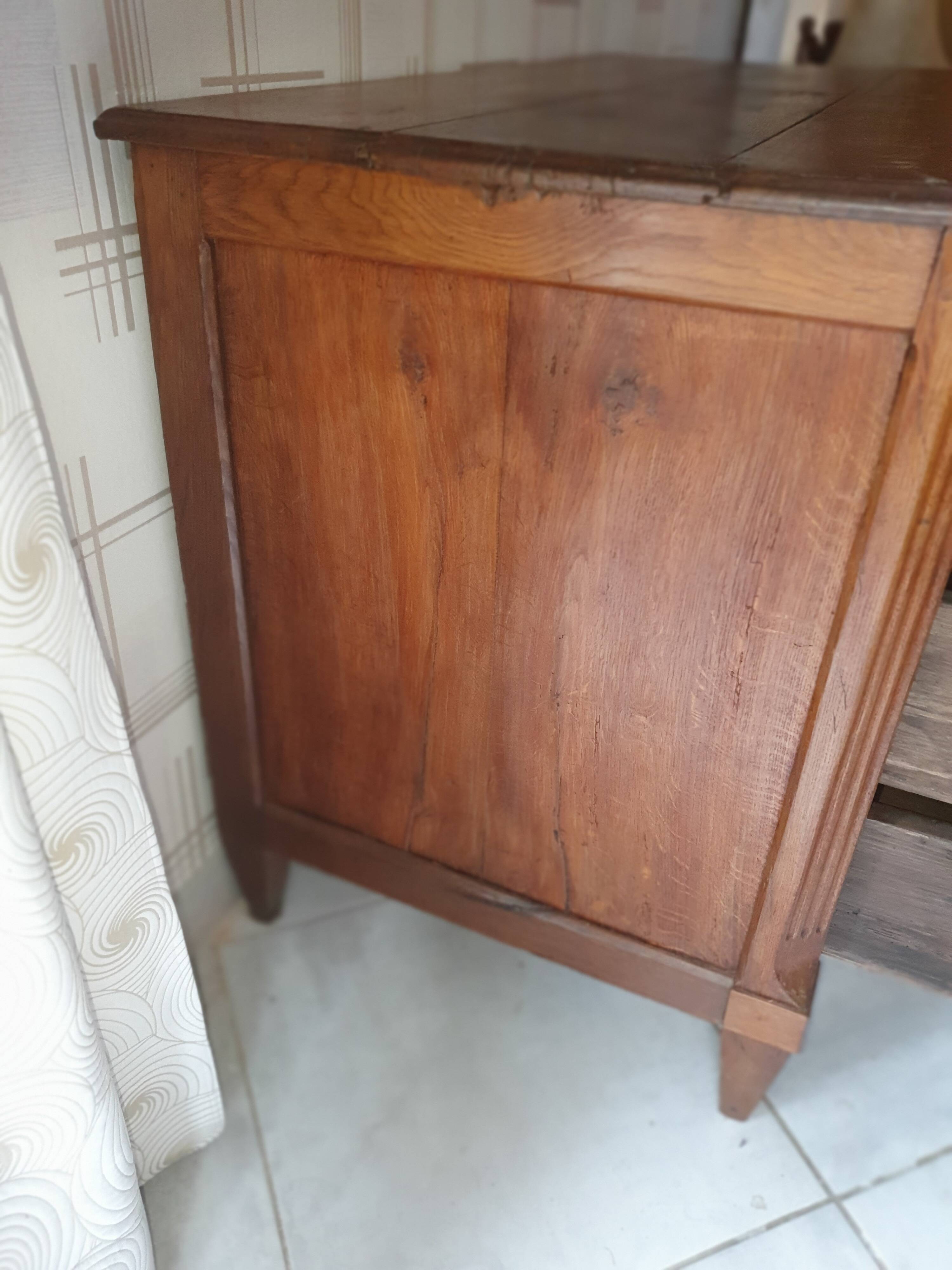 Oak chest of drawers