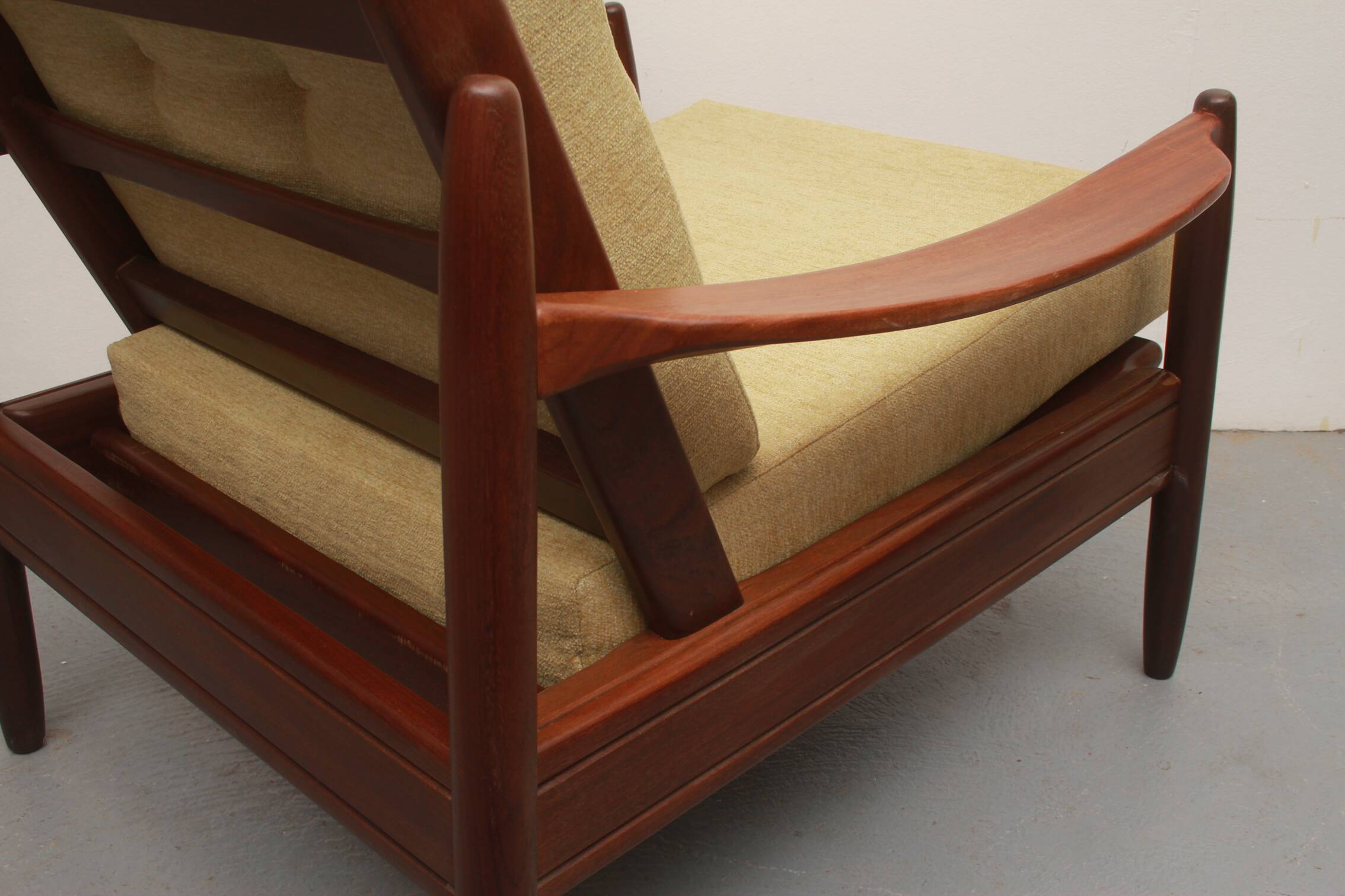Fauteuil années 1960 jaune pâle, coussins neufs