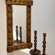 Miroir brutaliste à cadre martelé en cuivre et laiton