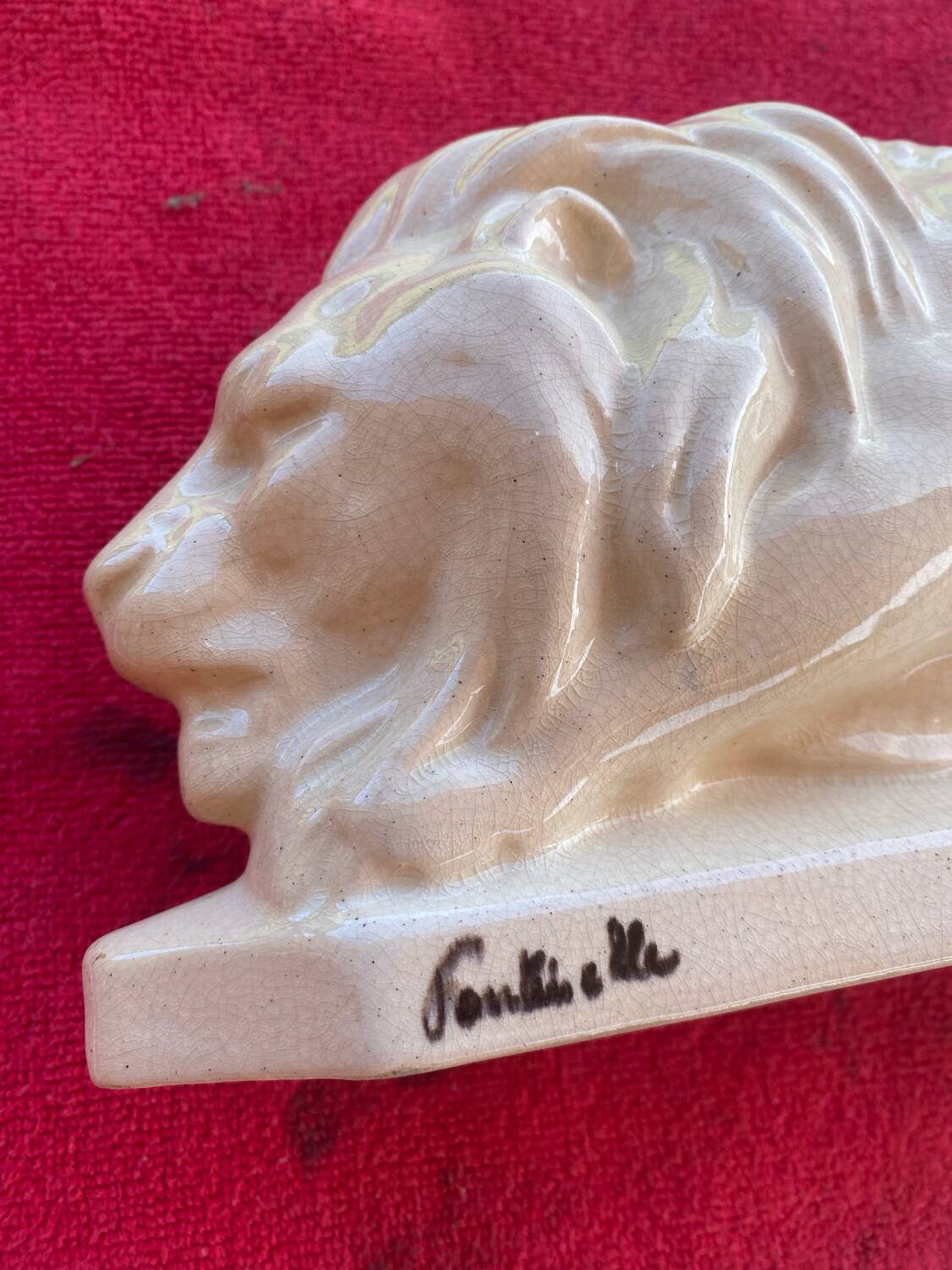 Fontinelle crackled ceramic walking lion
