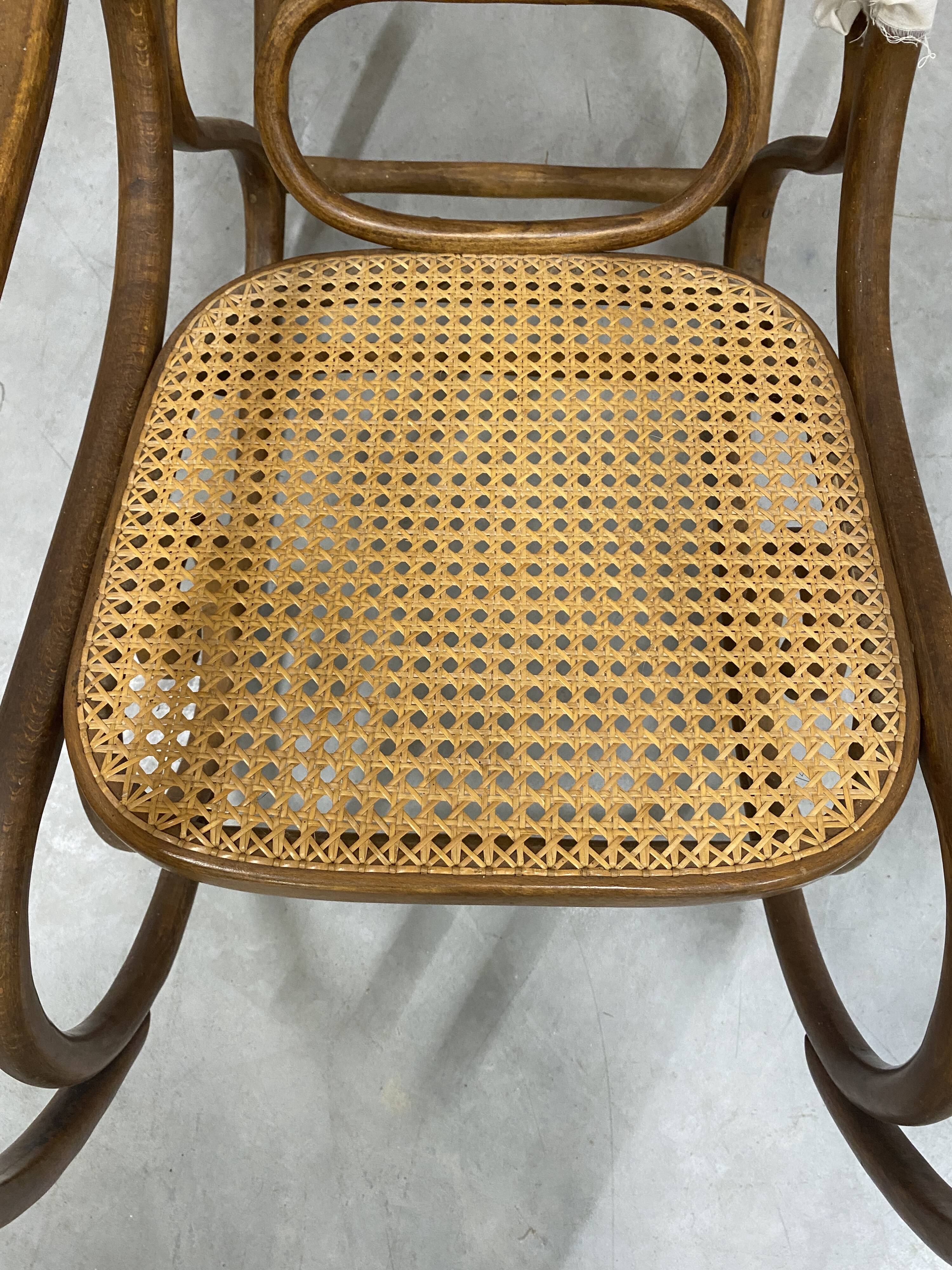 Rocking chair Thonet en bois courbé et cannage