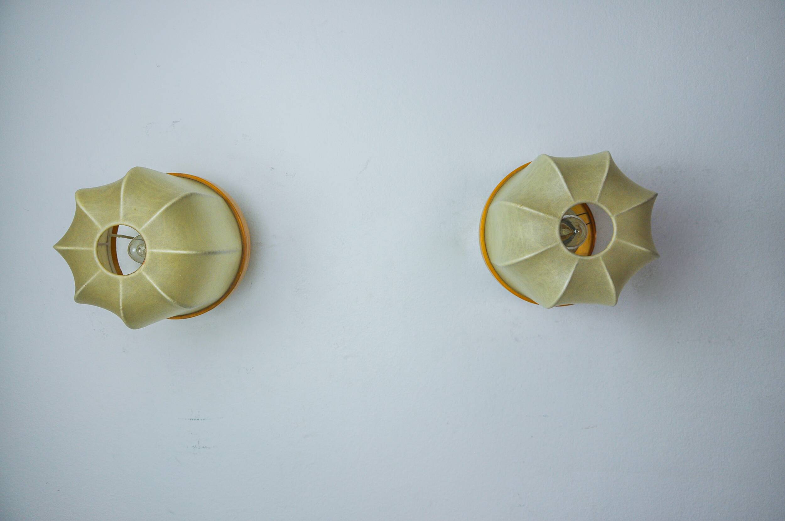 Pair of "cocoon" wall lights, resin and pine, Italy, 1970