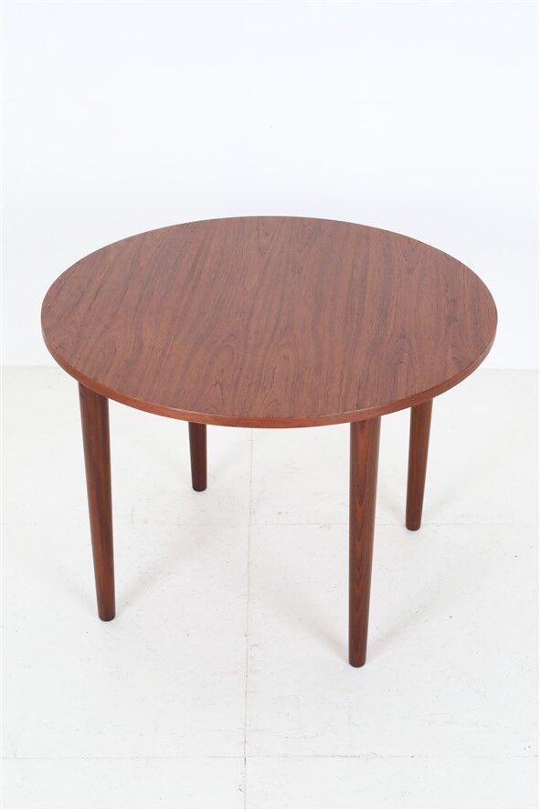 Round Winge Møbler “No. 31” teak coffee table / Mid-century Danish modern design / 1960s