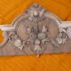 Fronton en bois sculpté
