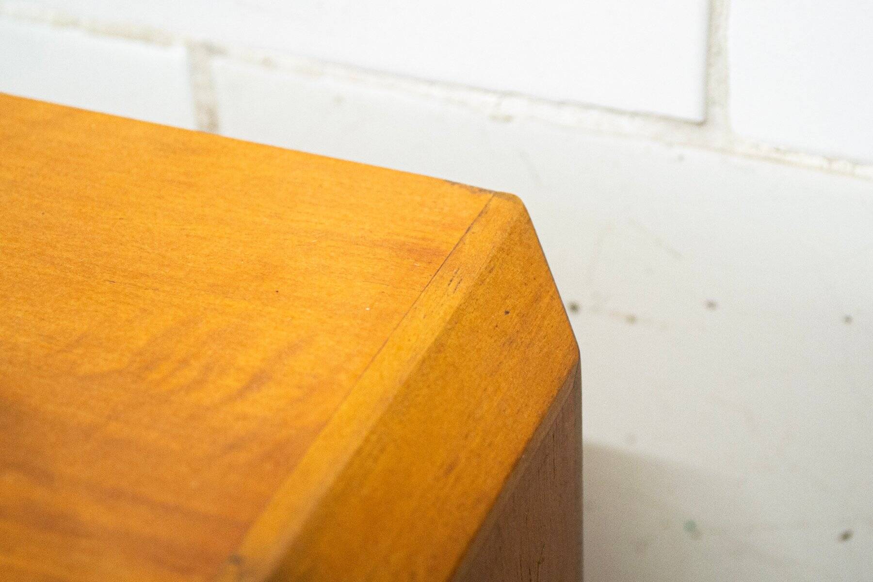 Credenza a quattro ante orizzontale Scuderia in noce di Carlo Scarpa per Bernini Italia, 1977