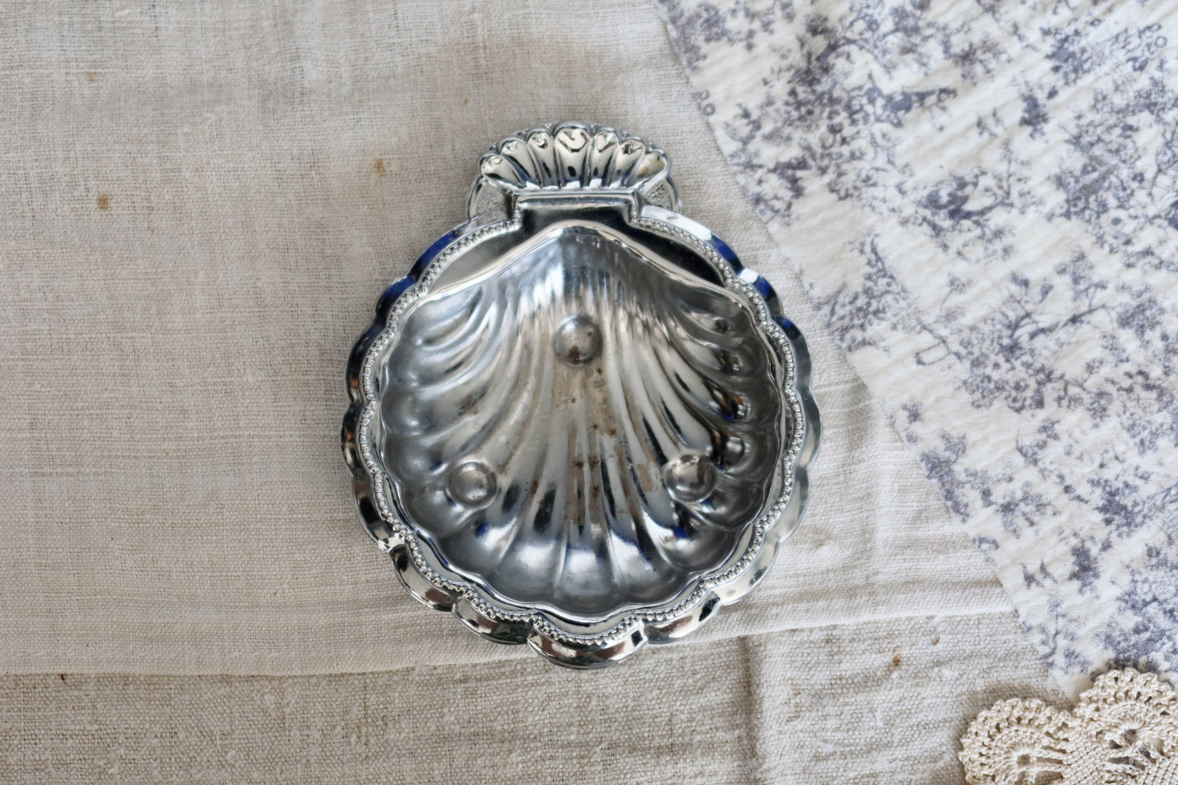 Vintage shell pocket emptier in shiny silver metal