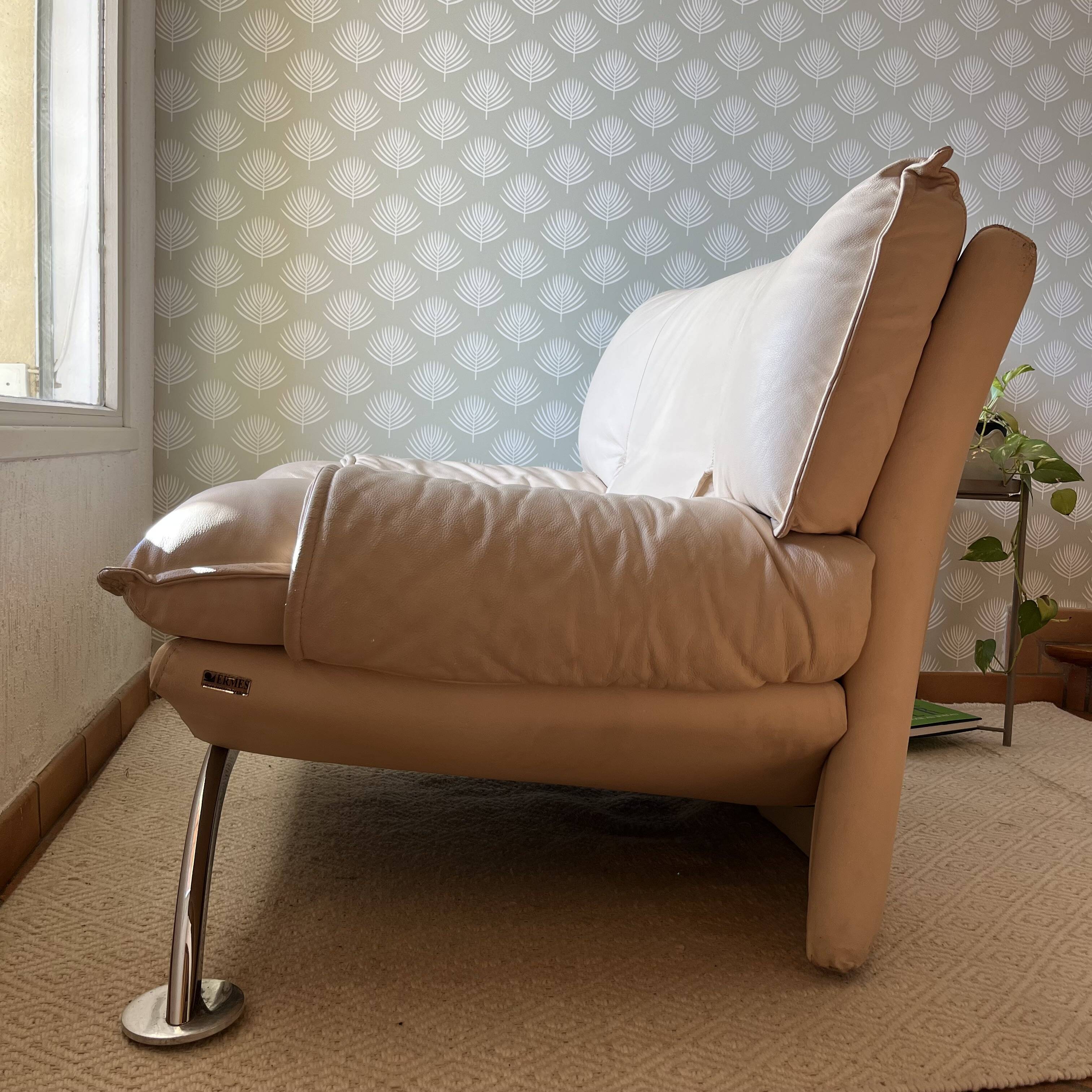 Fauteuil / Causeuse vintage cuir beige avec structure métal