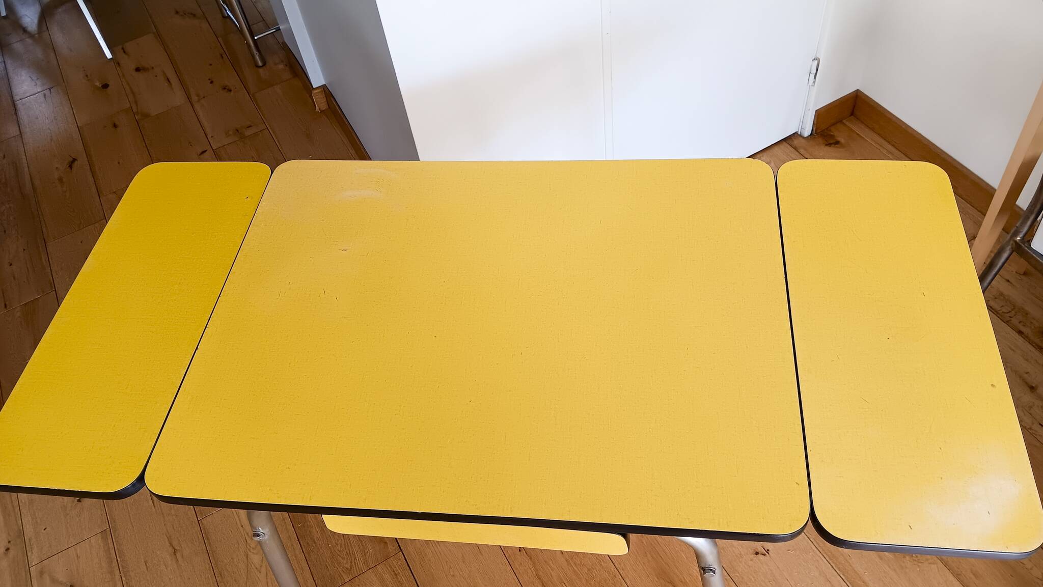 Petit table de cuisine en formica jaune vintage 1960