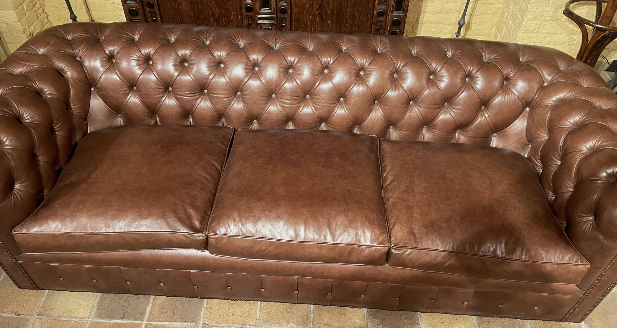 canapé chesterfield 3 places en cuir brun