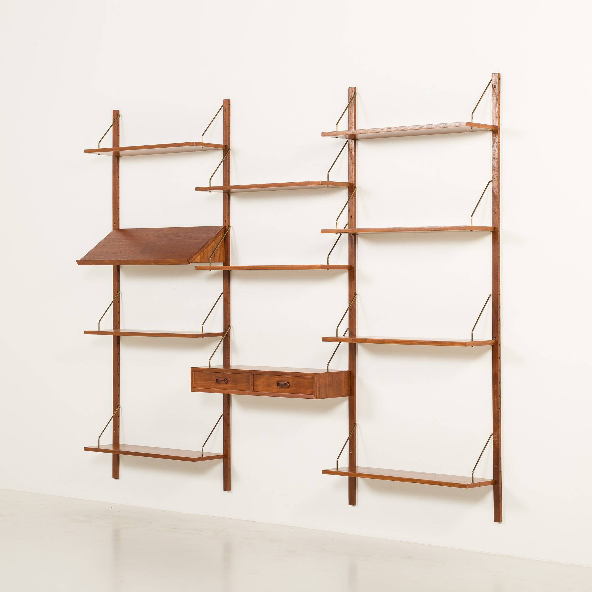 Bibliothèque en teck danois des années 60 dans le style de Poul Cadovius.
