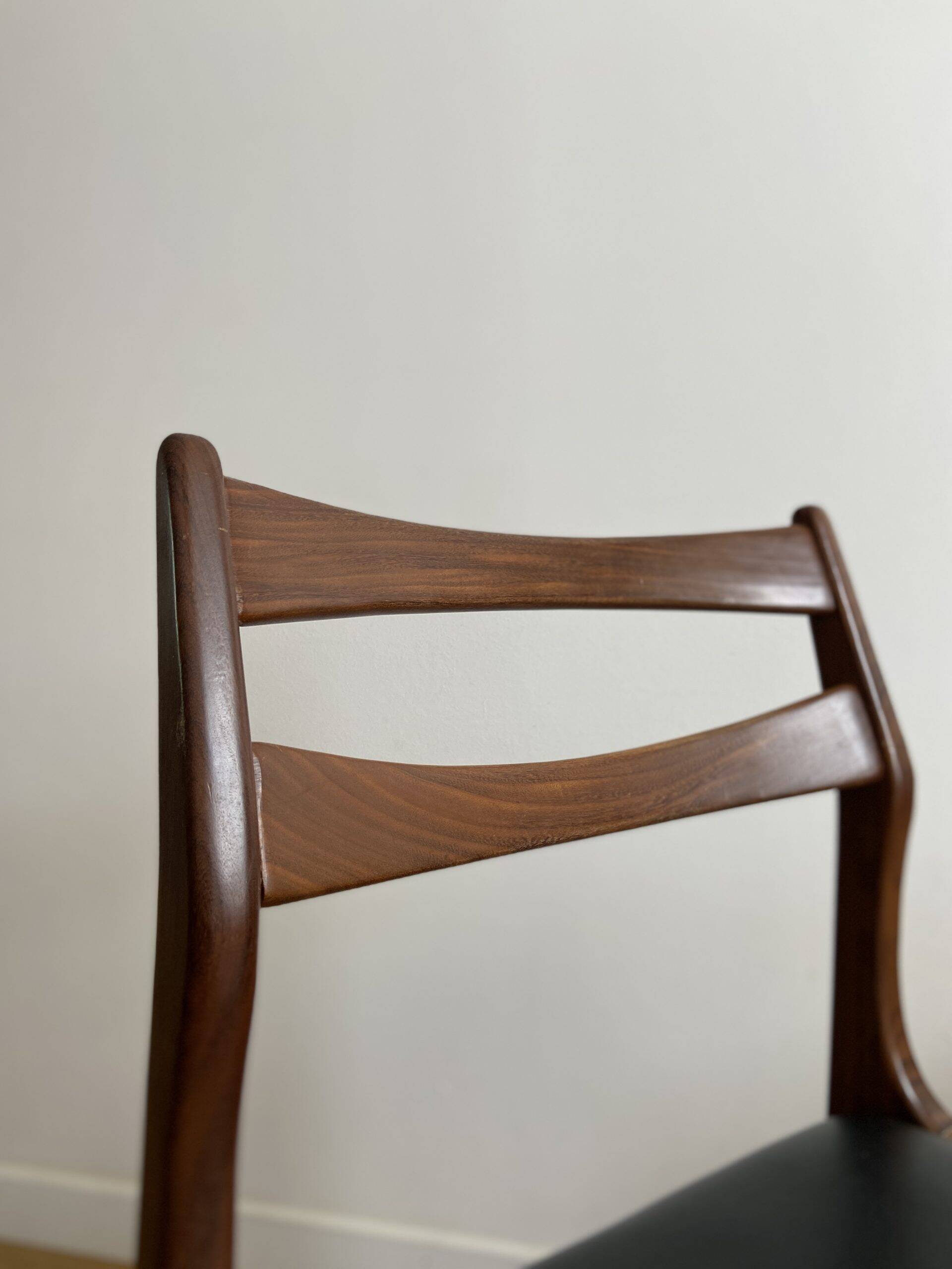 Chaise vintage bois et skaï noir