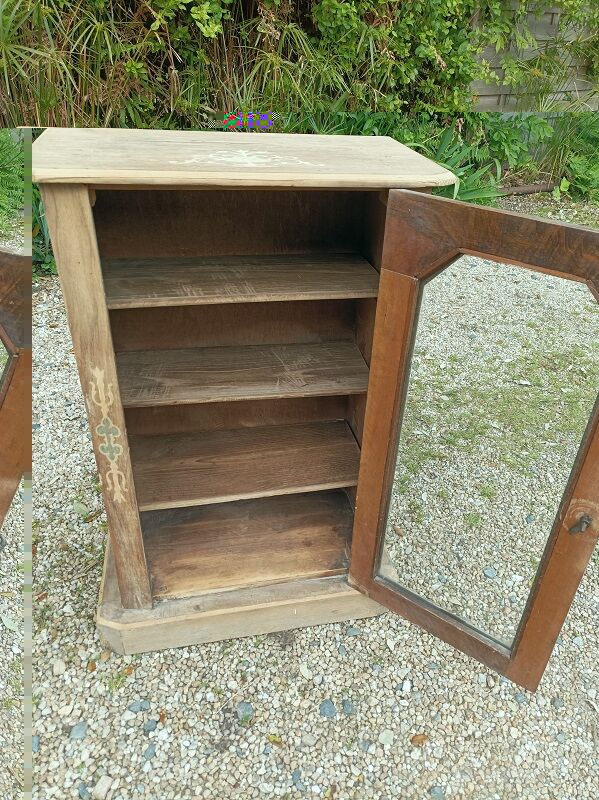 Showcase in solid wood