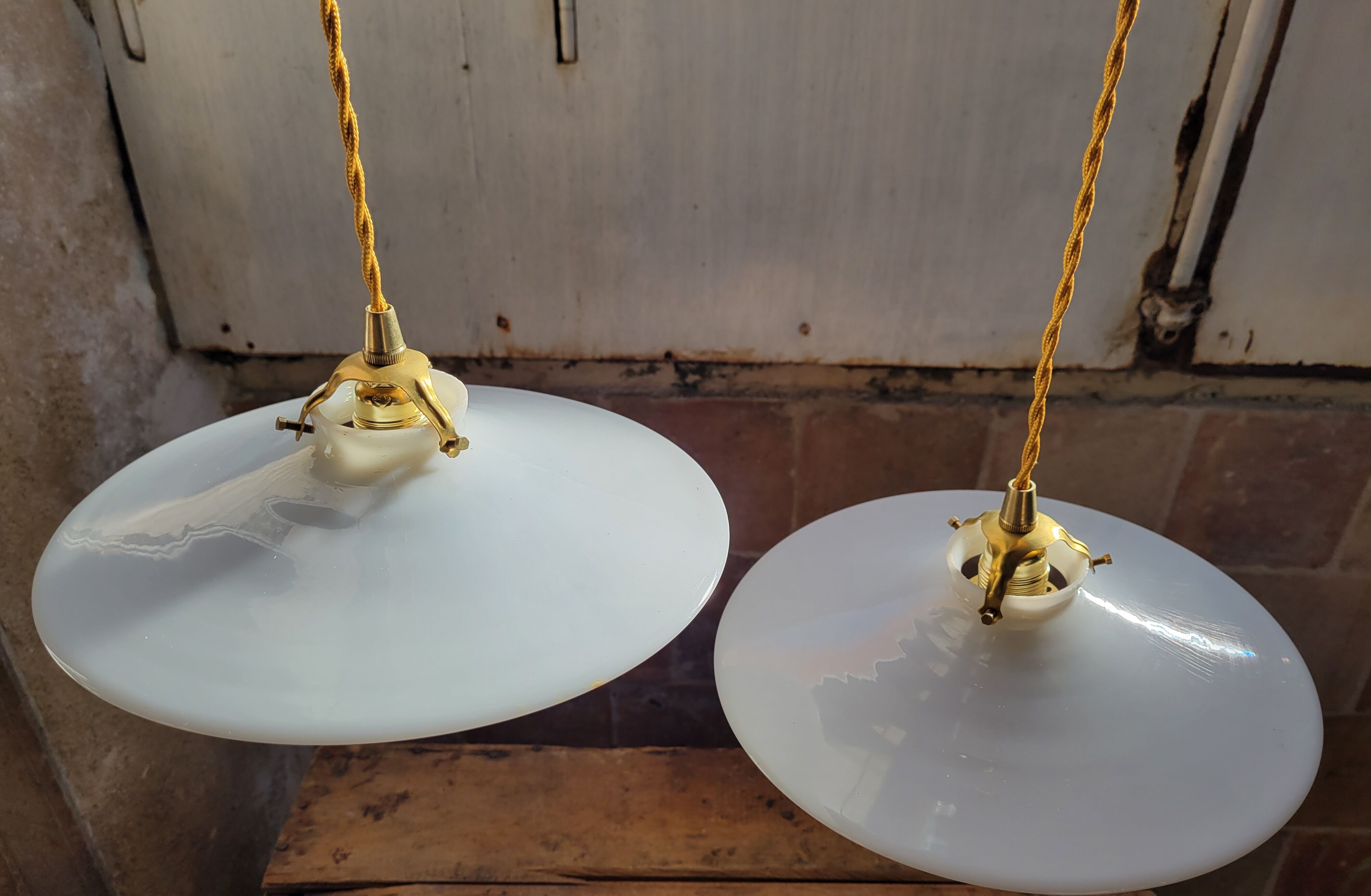 Duo of suspensions in white opaline