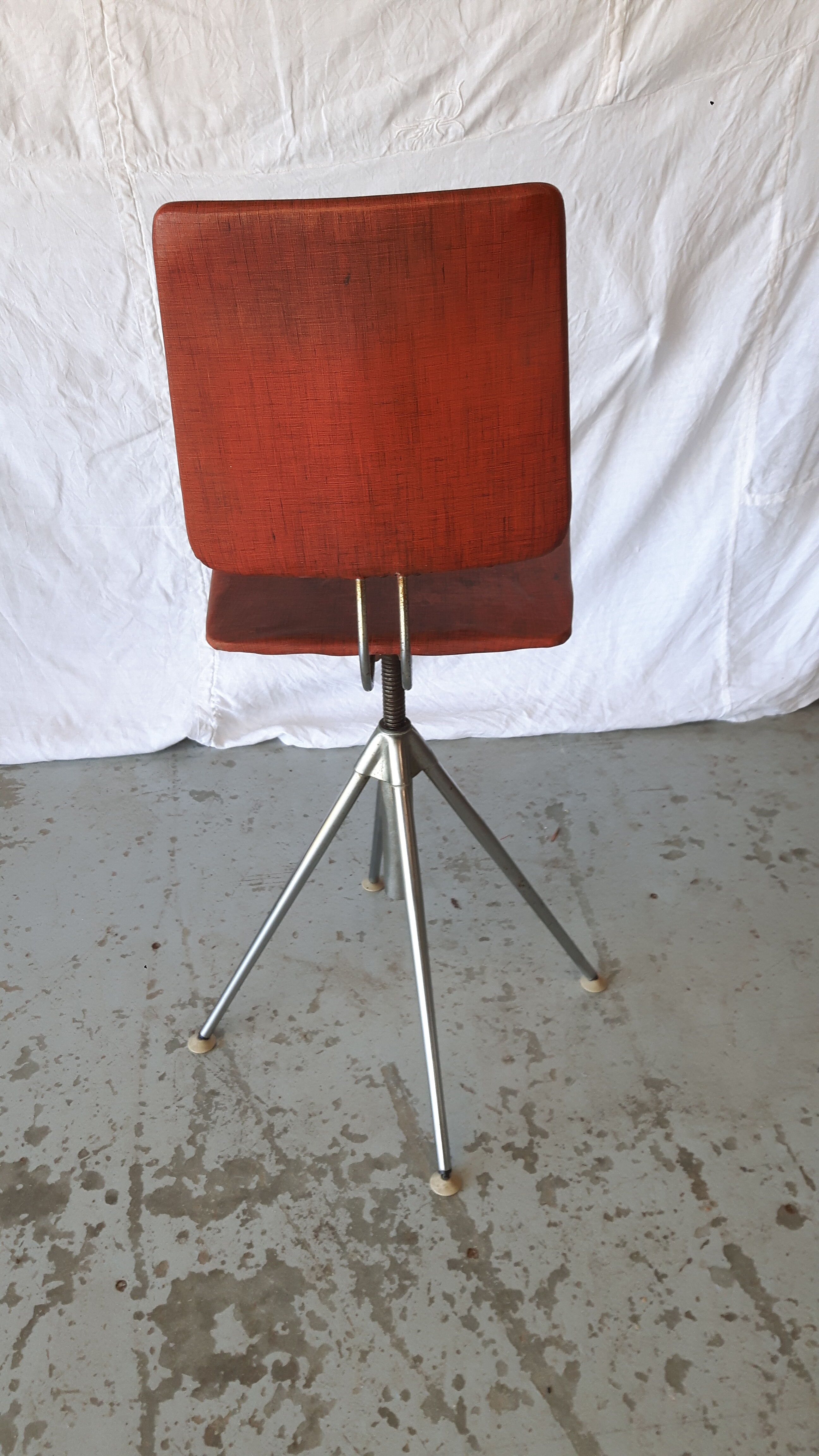Chaise giratoire vintage en skaï rouge