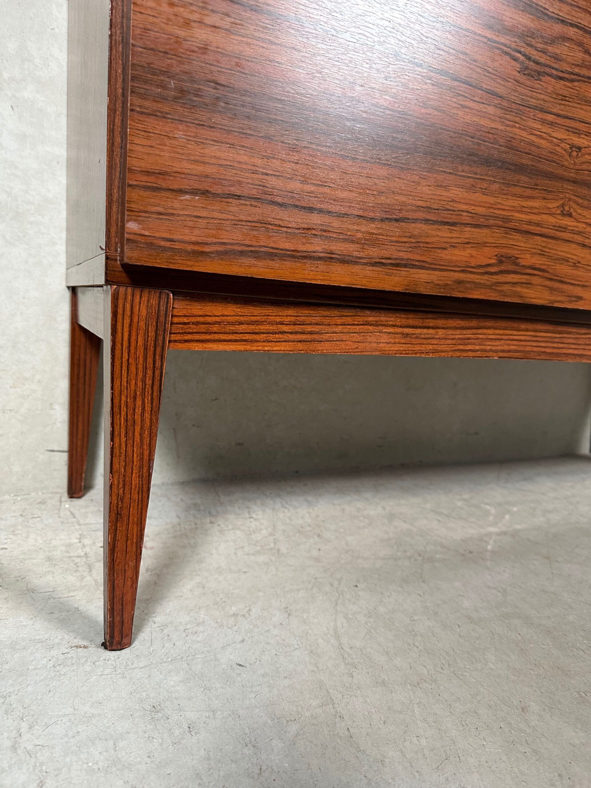 Buffet en noyer de style mid-century moderne