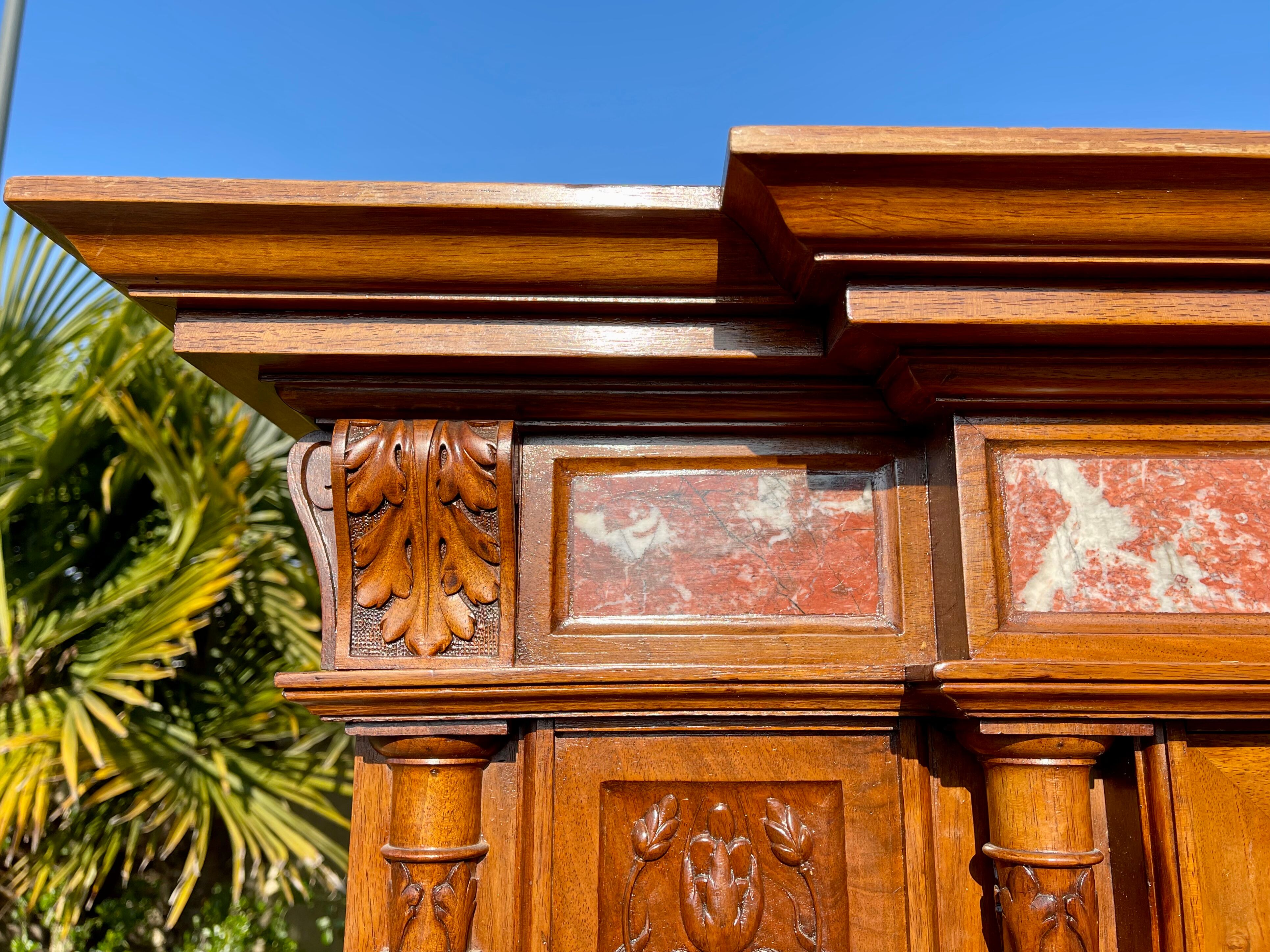Cabinet en noyer avec incrustations de marbre style renaissance