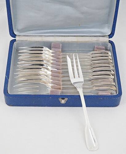 Sfam model Filet, 12 long cake forks, 16 cm, in silver-plated metal.
