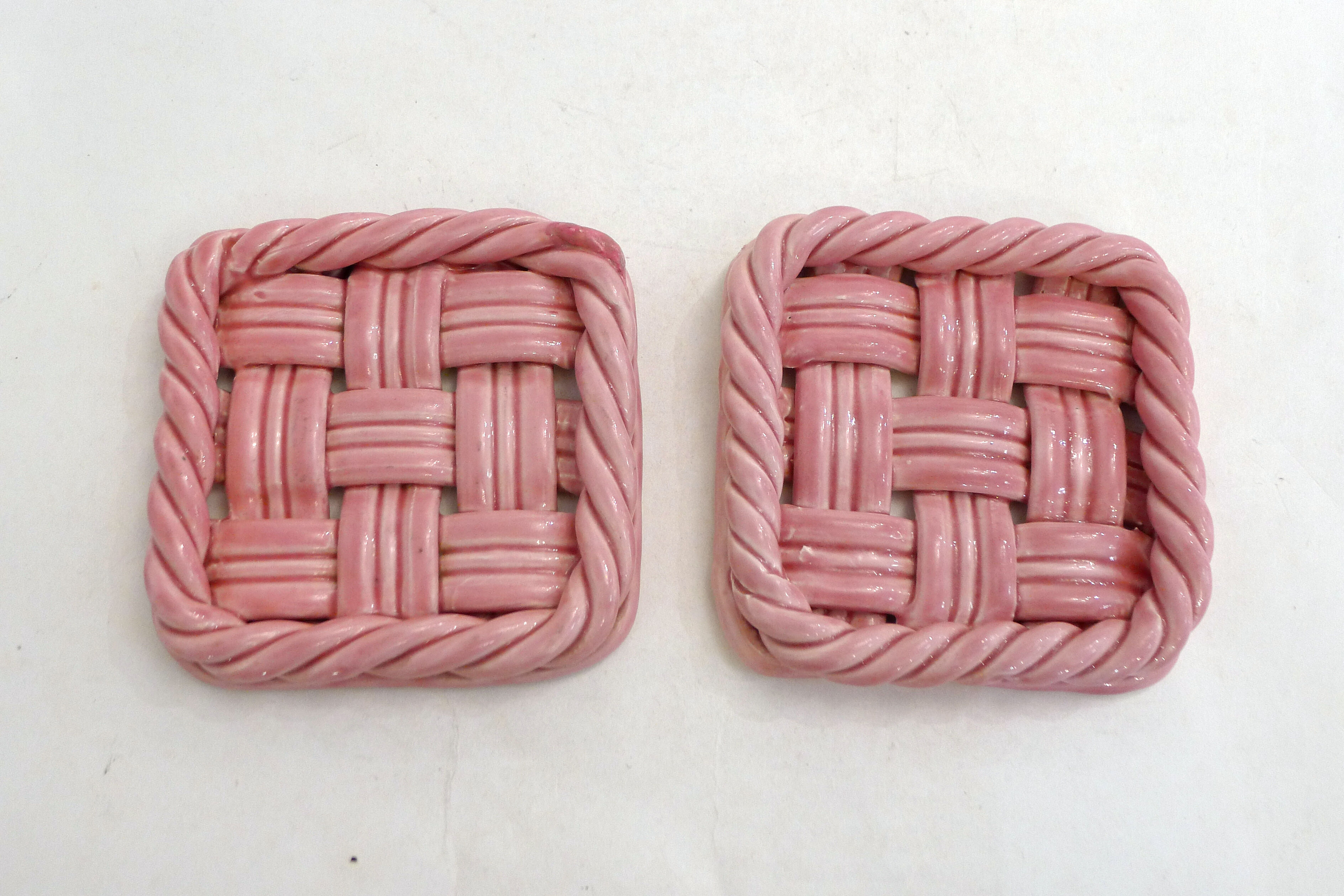Woven pair of bottle coasters, in pink Vallauris earthenware.