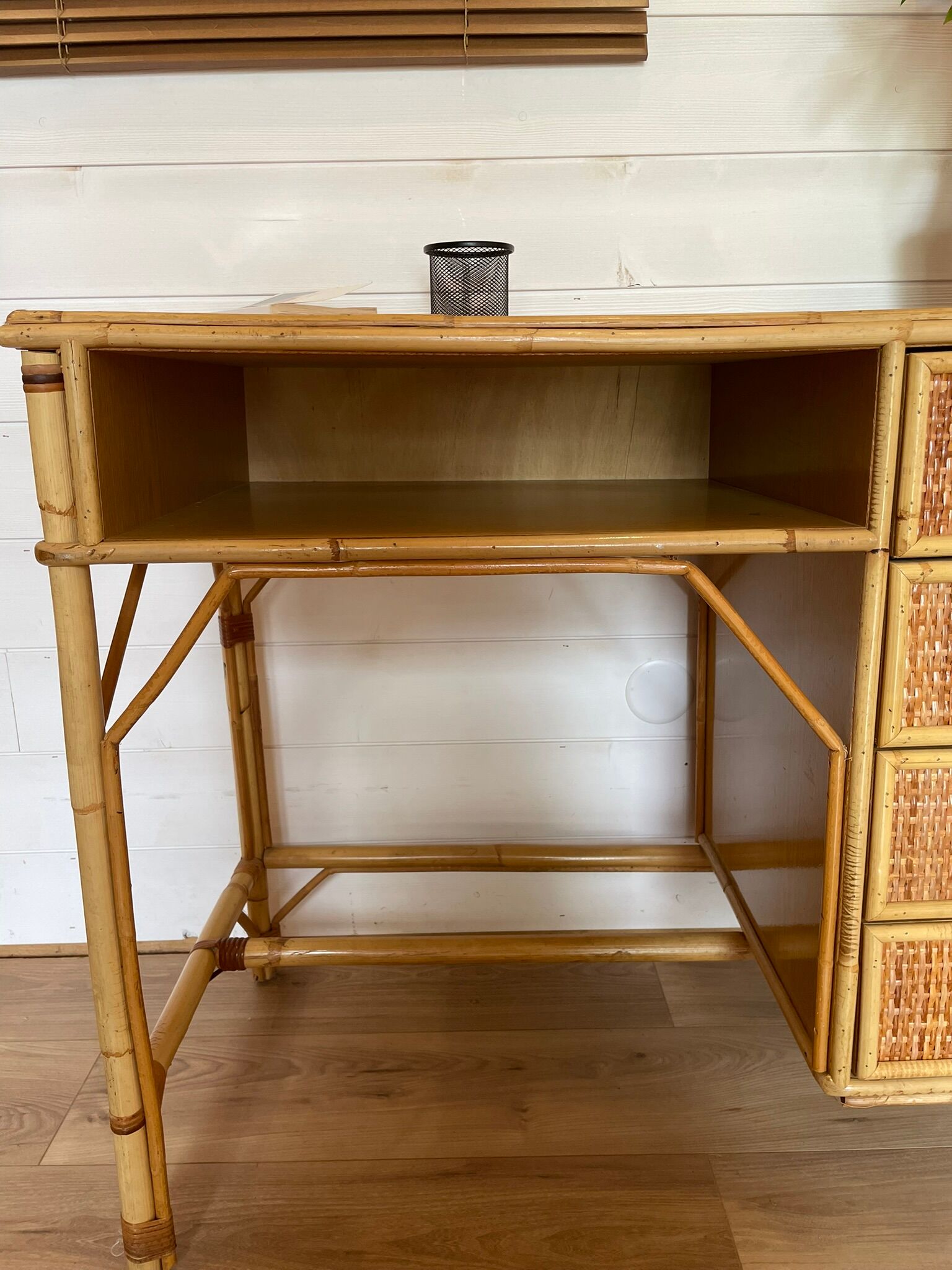 Vintage rattan and woven wicker desk with 4 drawers – Centrepiece – Style