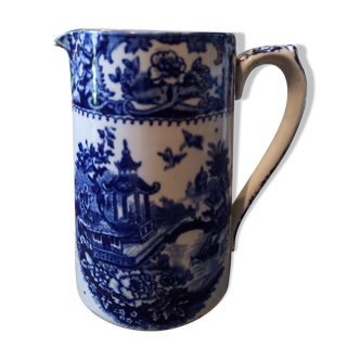 Jug in English porcelain