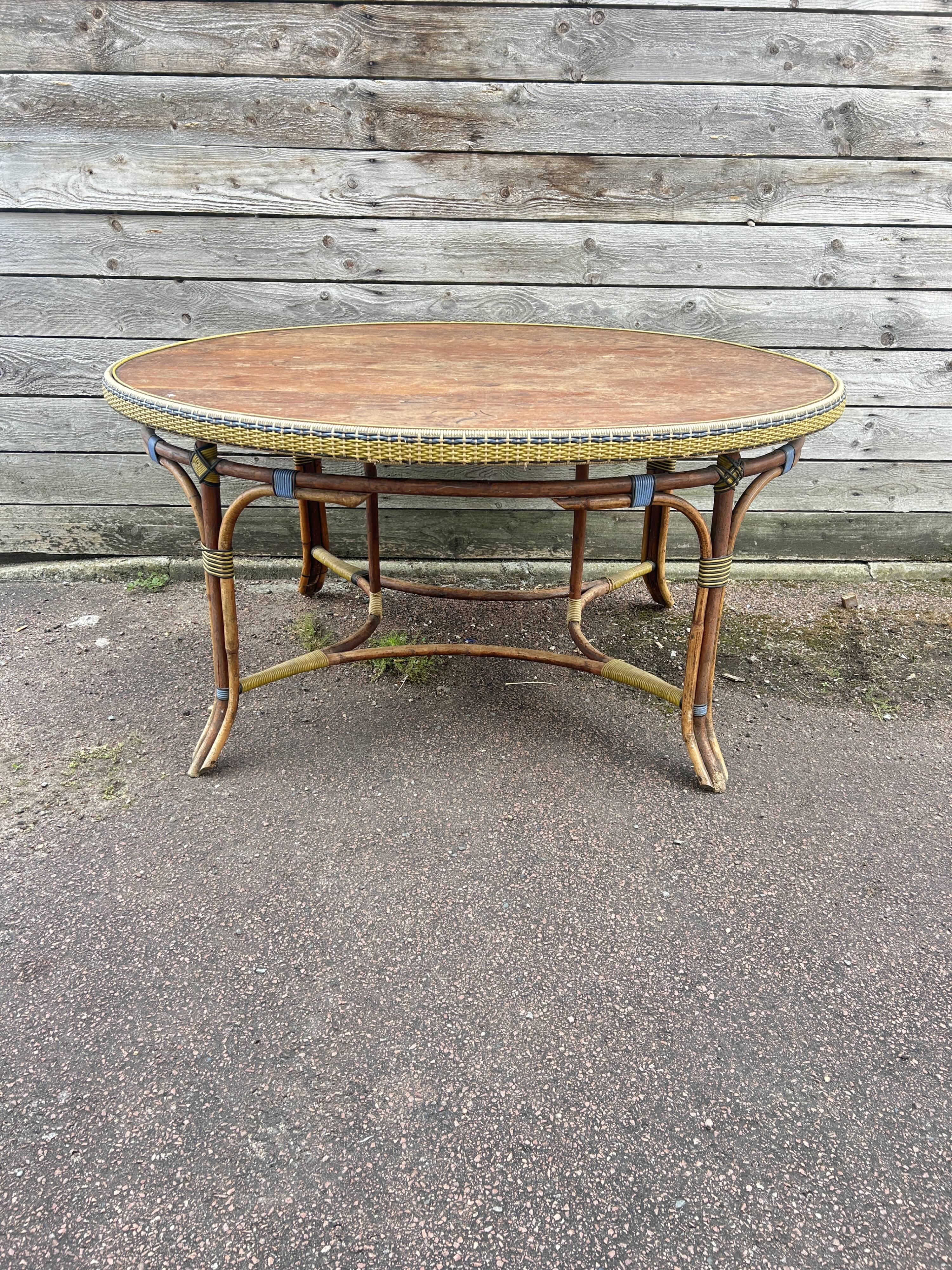 Table ovale en bois et rotin , début XX Siècle