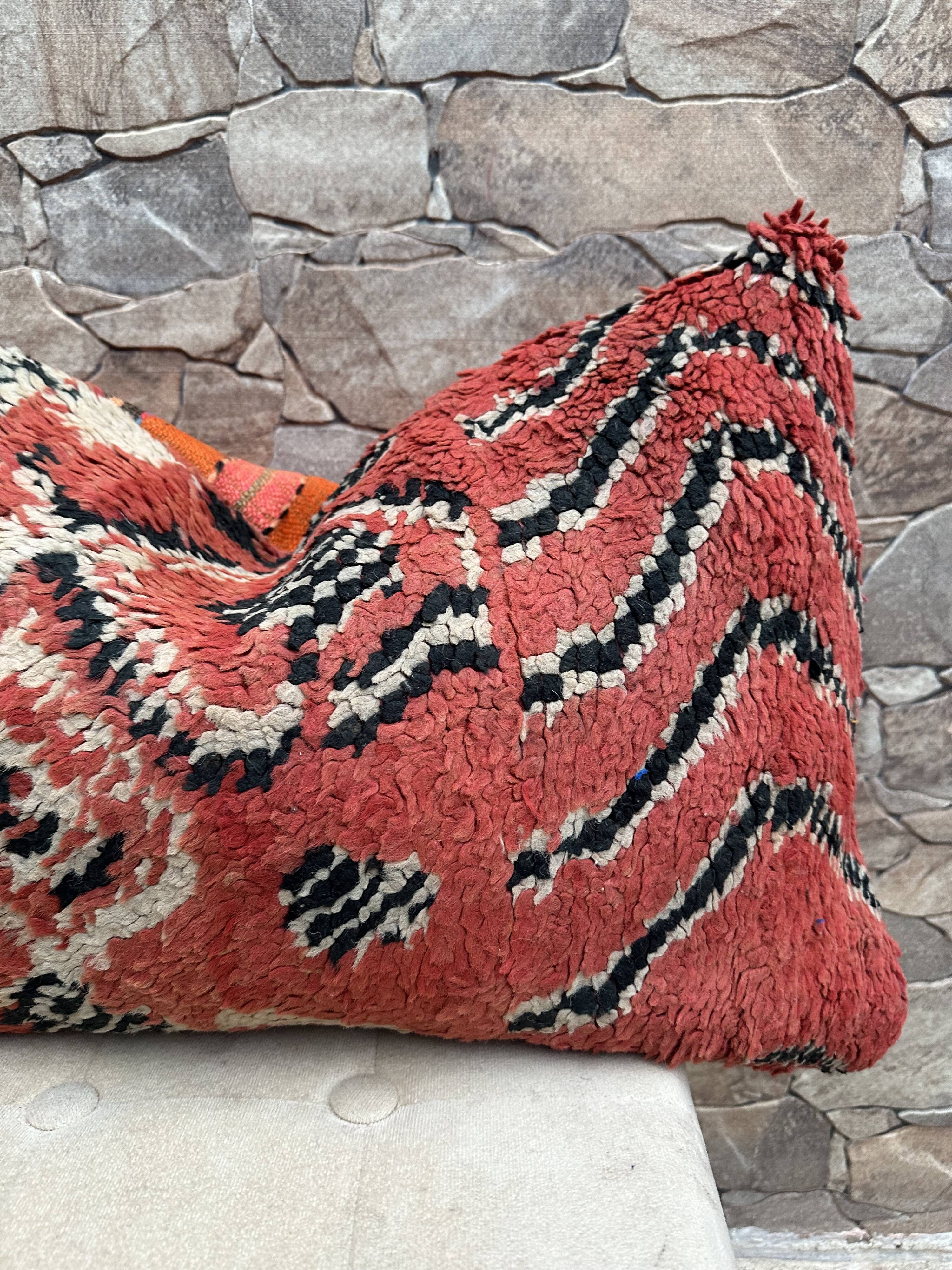 Vintage Berber Kilim cushion cover: Moroccan wool cushion