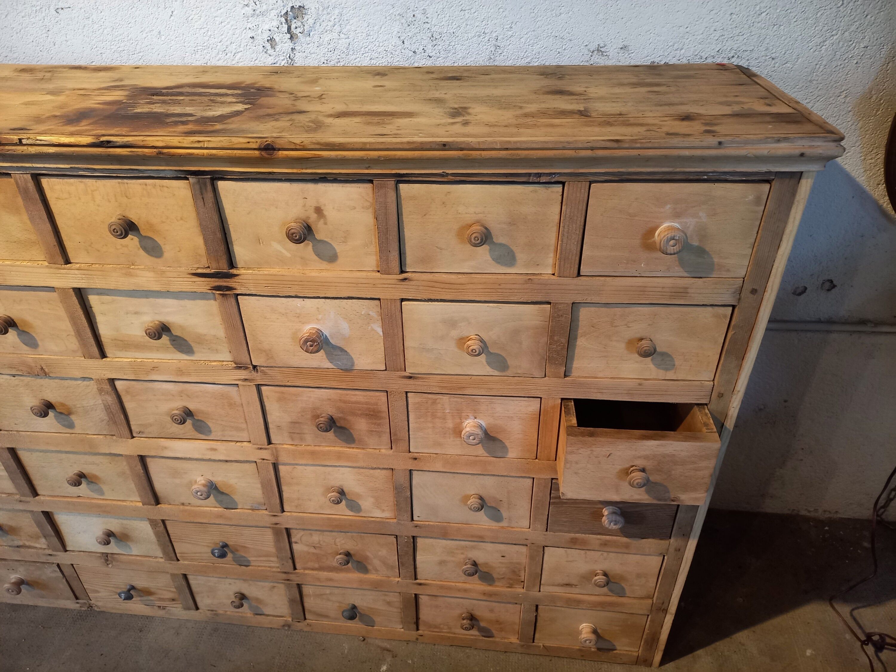 Trade cabinet with drawers