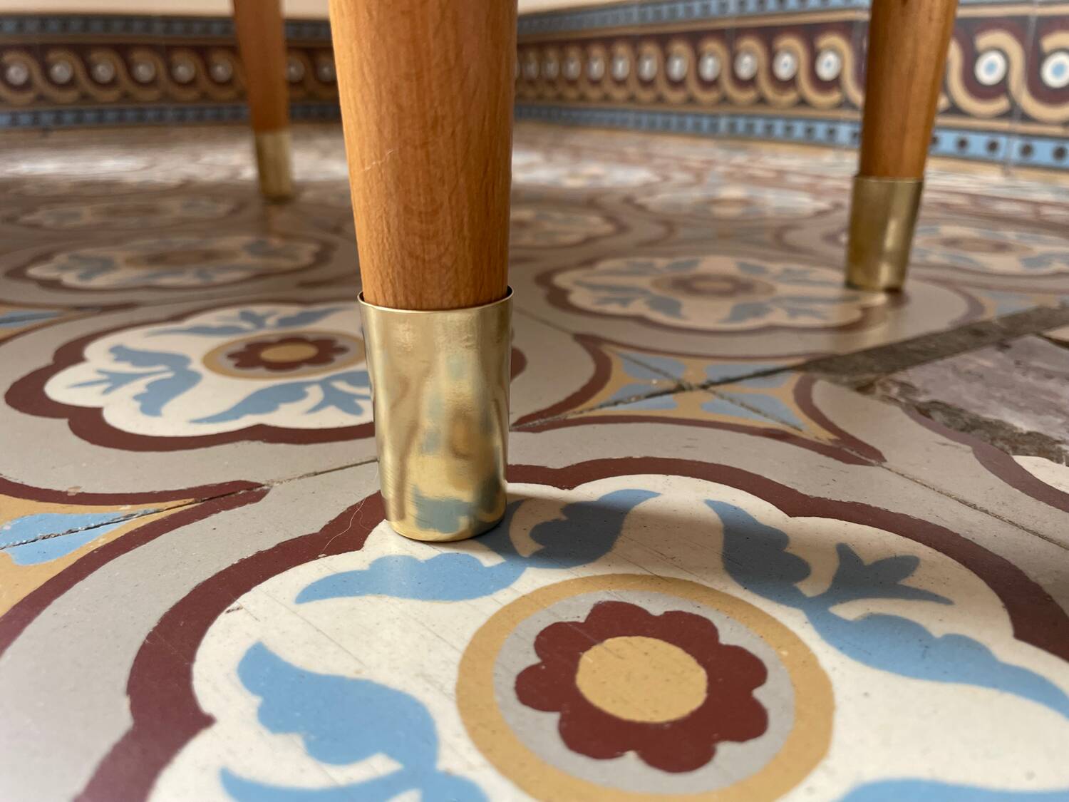 Paire de chevets en bois SEMB vintage – pieds compas & laiton doré