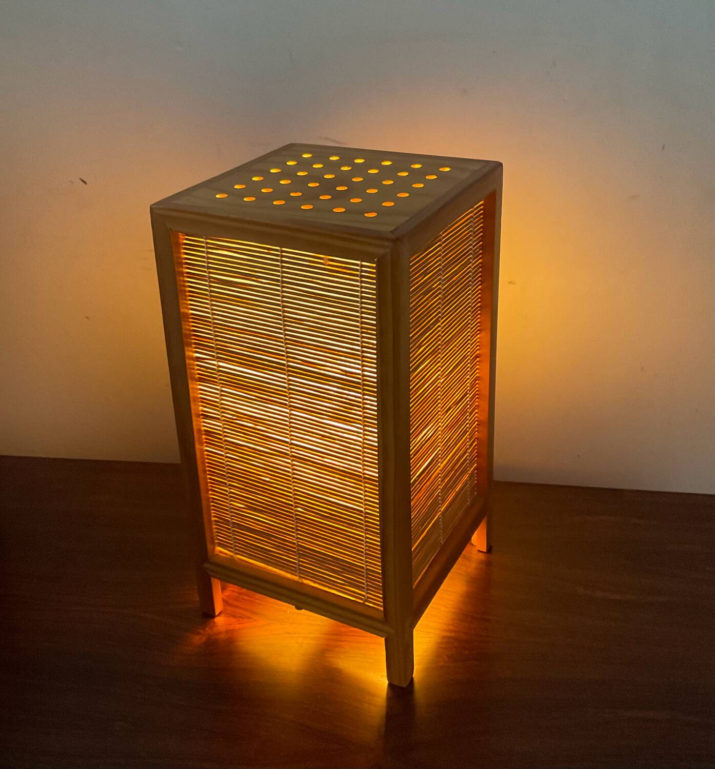 Lampe vintage en bois et osier