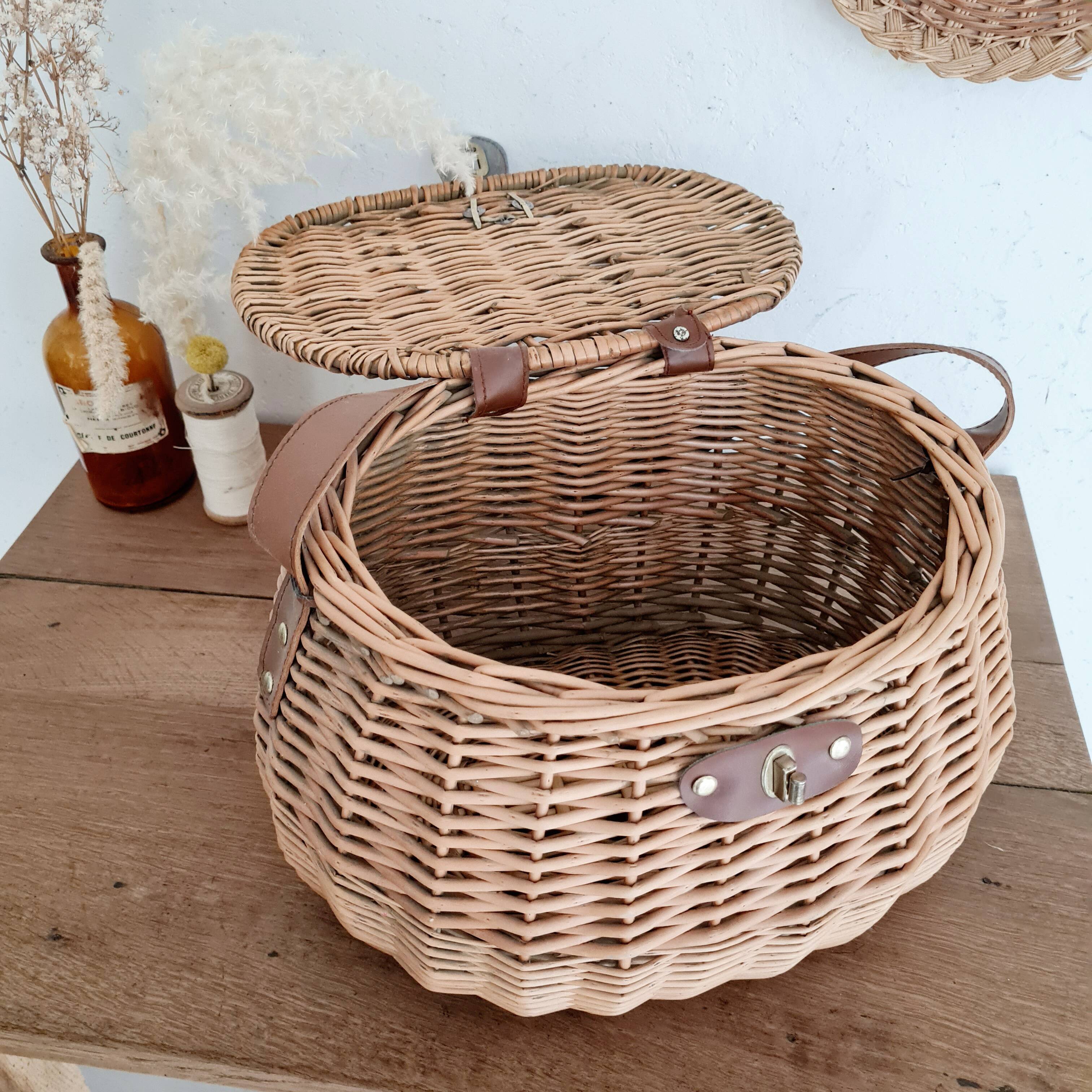 Rattan fisherman's basket or bag