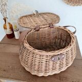 Rattan fisherman's basket or bag