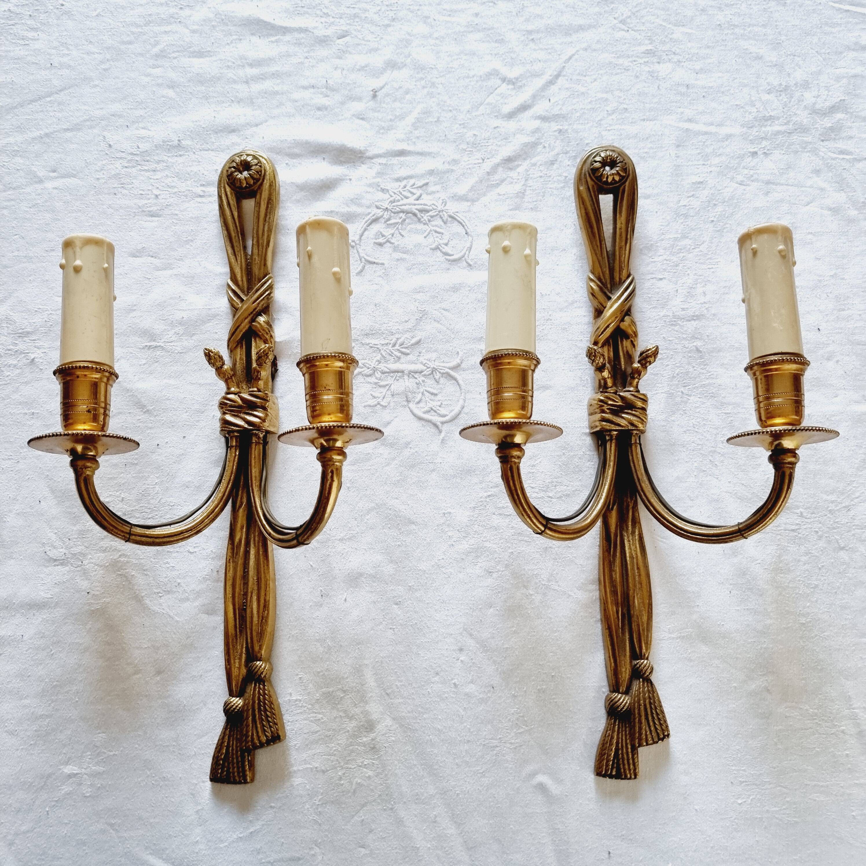 Pair of French wall sconces in bronze, Louis XVI style, with cord.