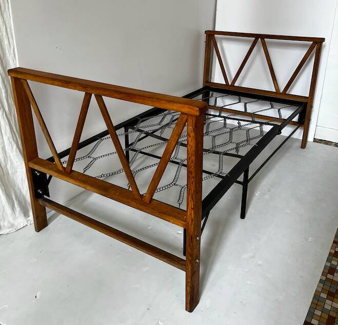 Two-seater bench convertible into a single bed.