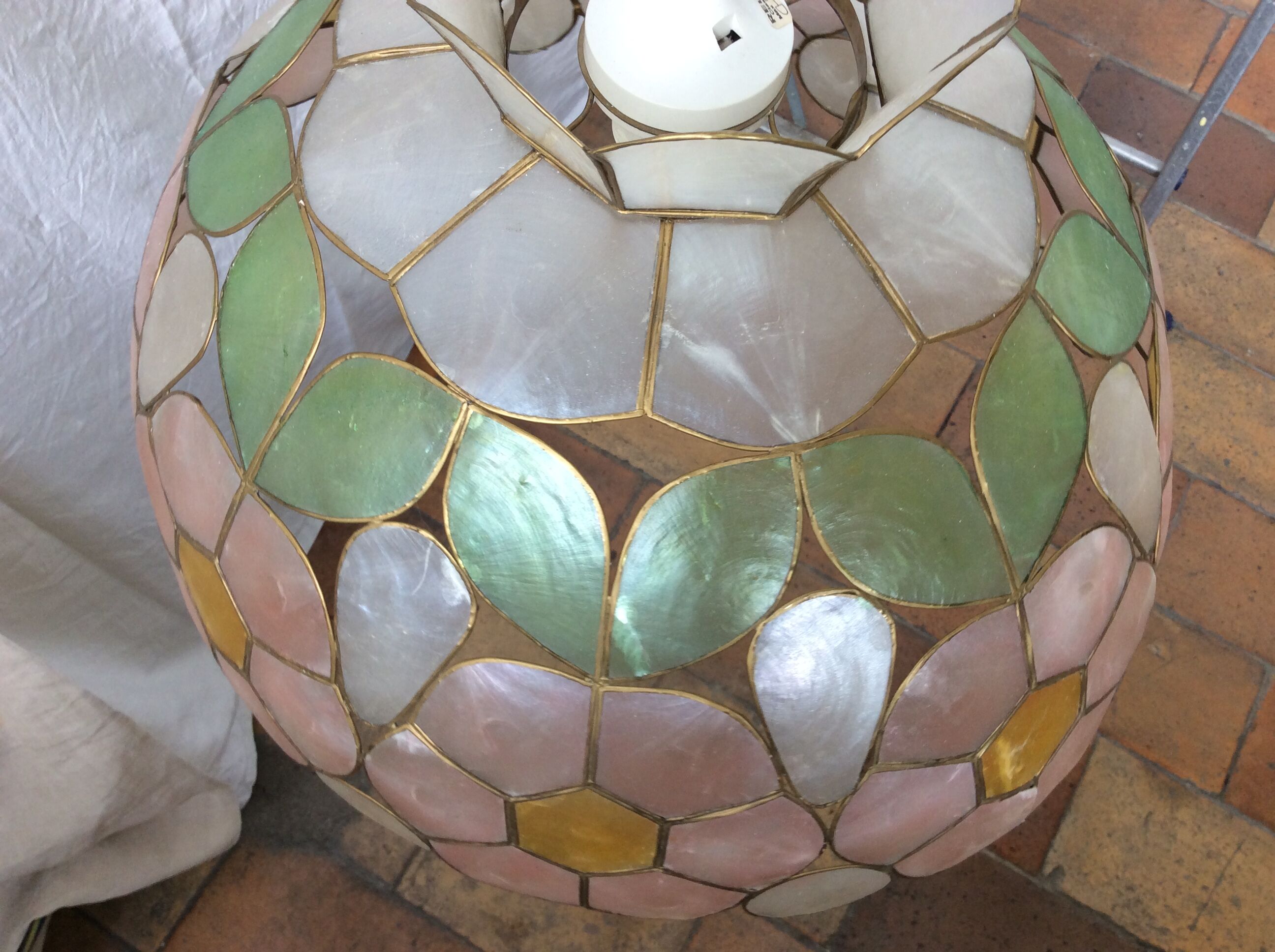 Vintage mother-of-pearl suspension