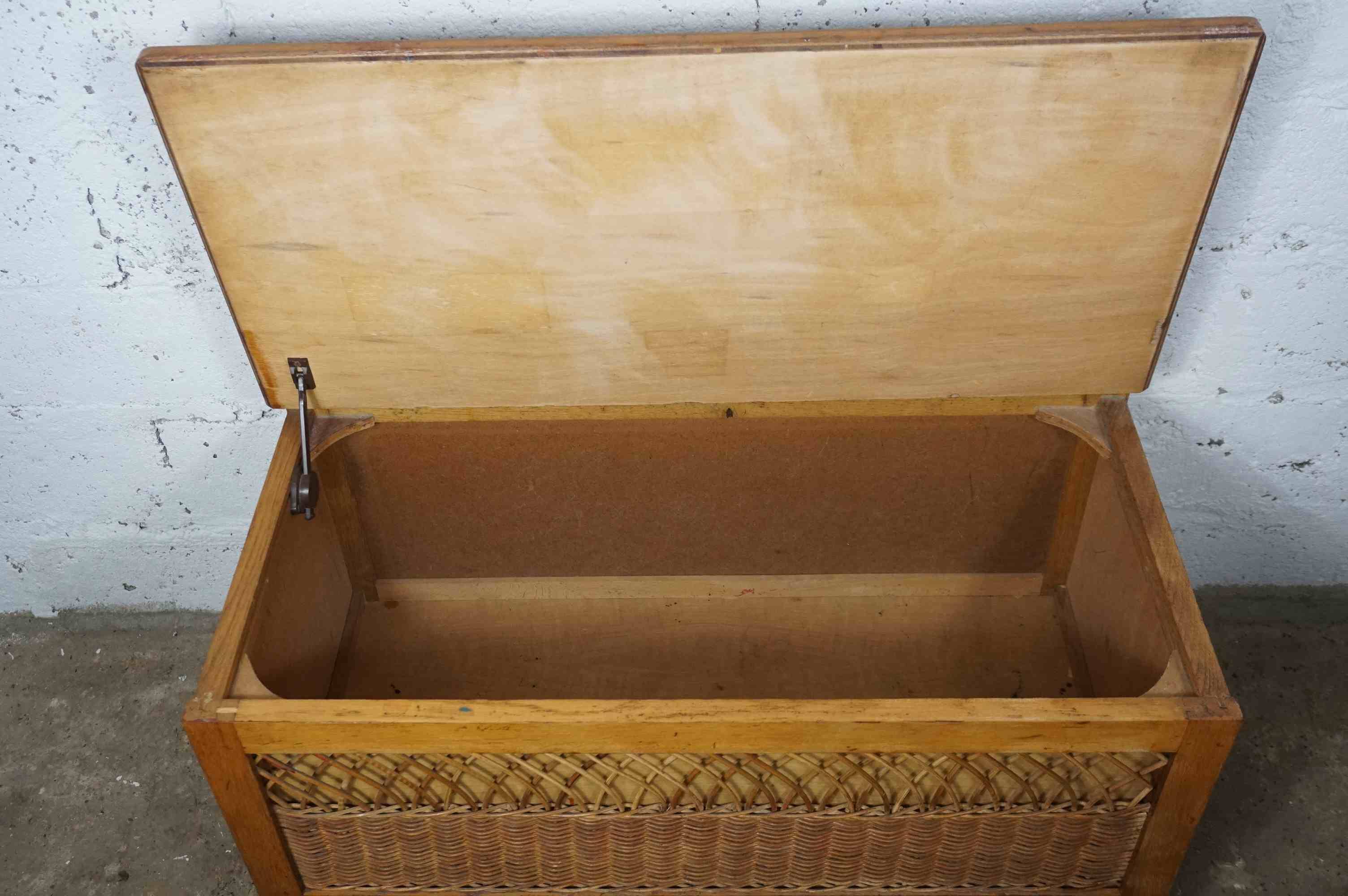 Coffre à jouets, banc en bois et rotin, années 60