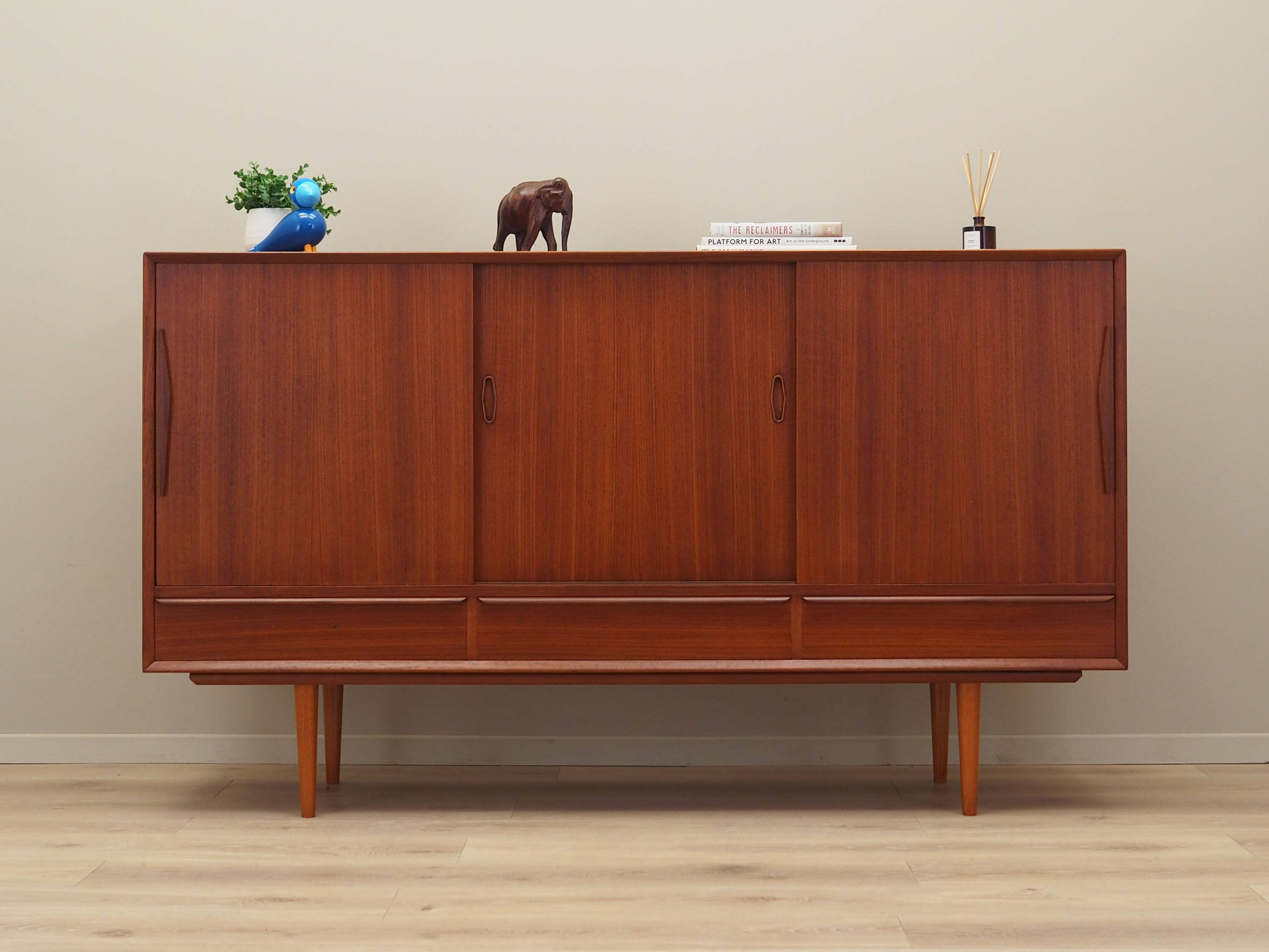 Buffet haut en teck, design danois, années 1960, production : Danemark