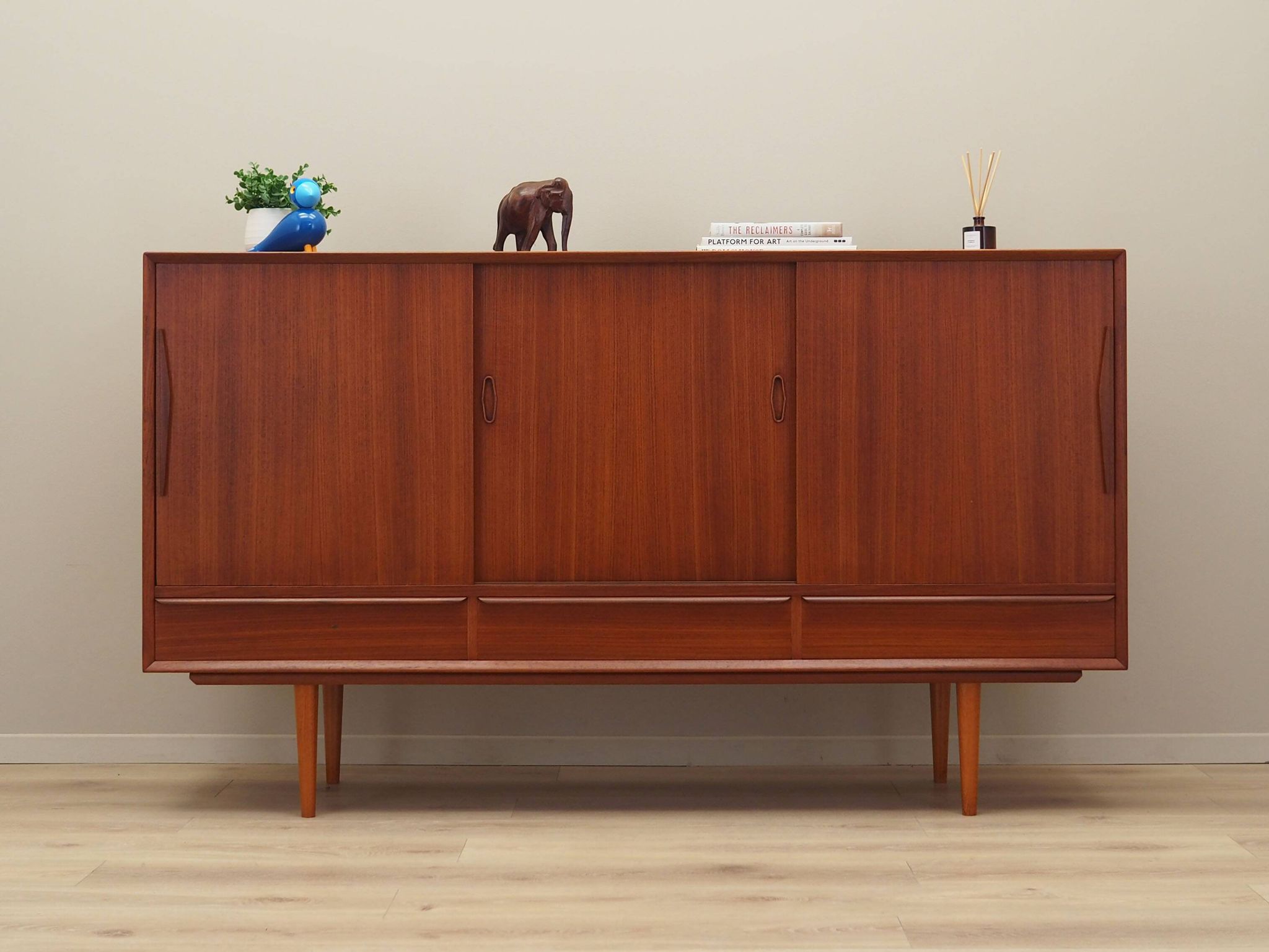 Buffet haut en teck, design danois, années 1960, production : Danemark